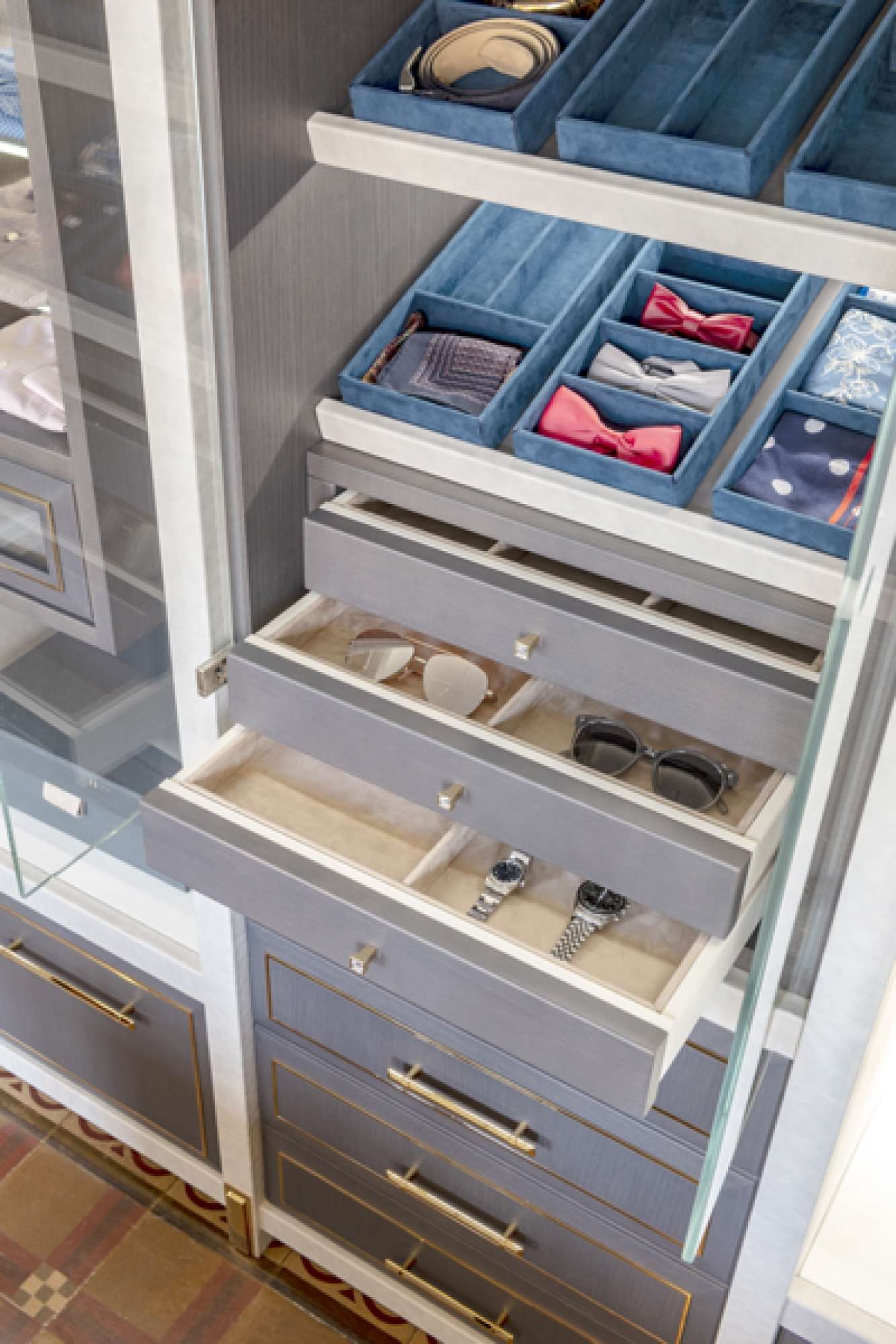 Cabina armadio su misura di lusso grigia, dettaglio cassetti, design Martini Verona