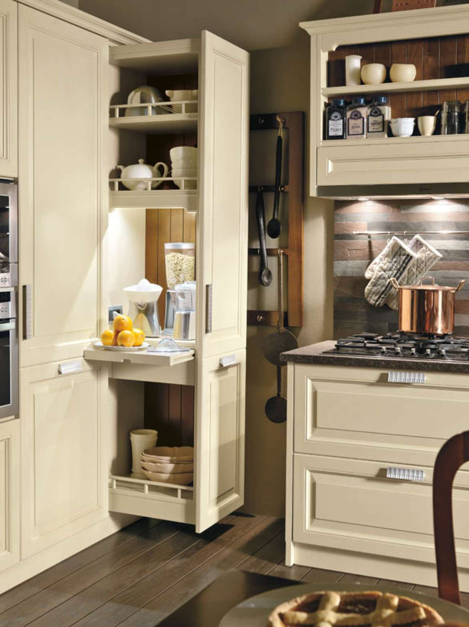 Cucina su misura in legno massiccio e top in quarzite, design Martini Verona