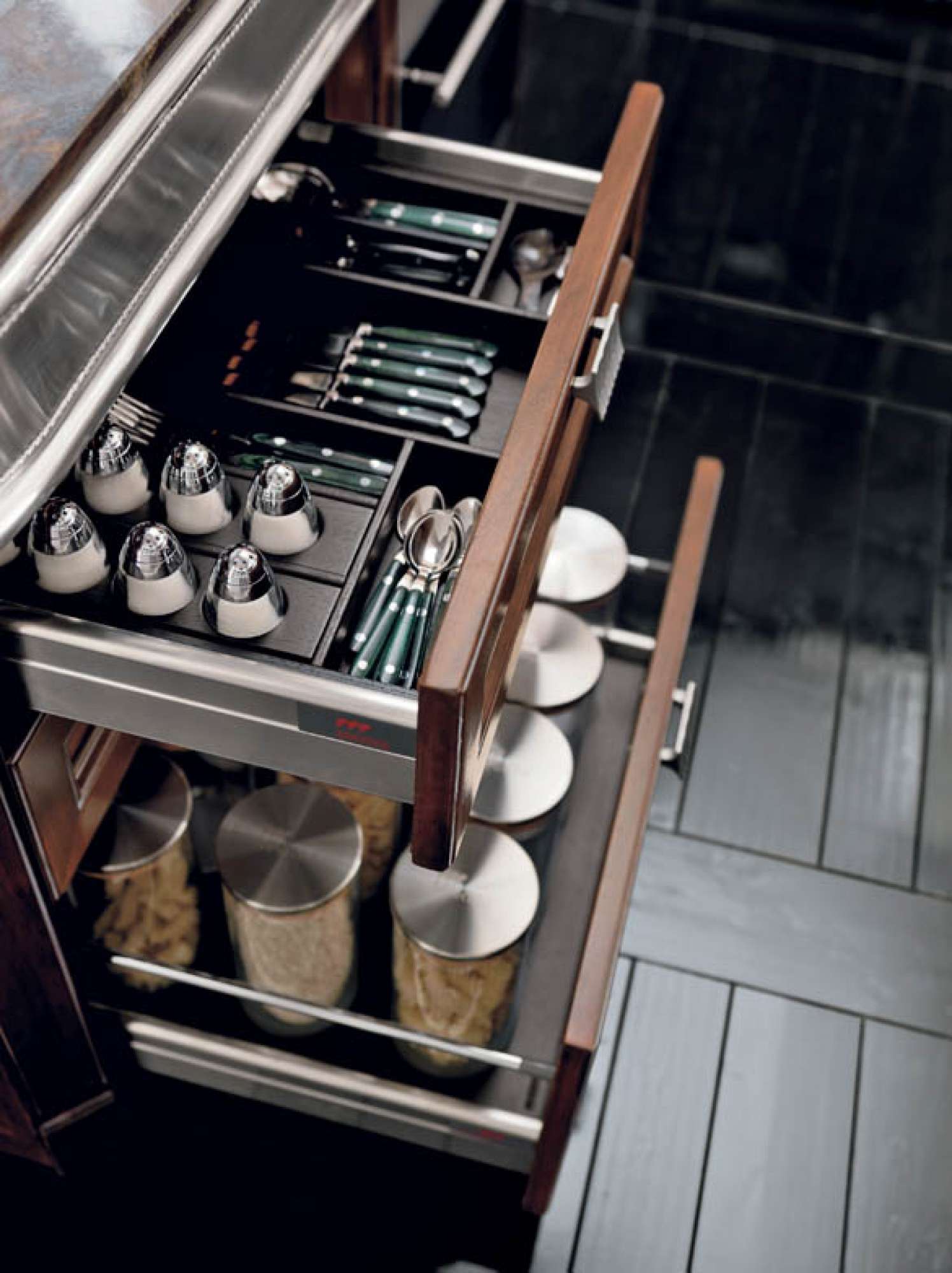 Cucina su misura in noce scuro e laccato grigio, dettaglio cassetti, design Martini Verona