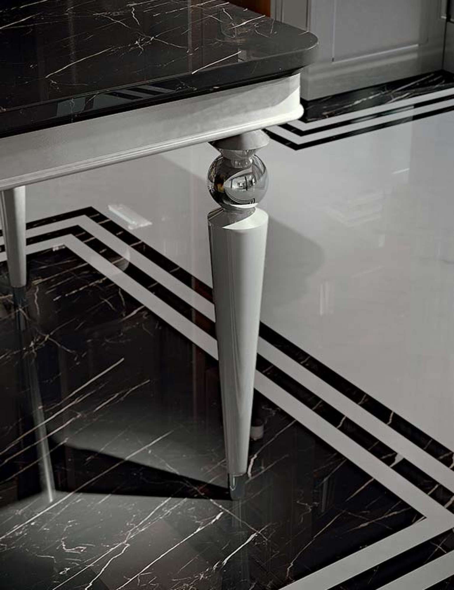 Cucina su misura con finiture laccato grigio con isola in eucalipto e dettagli in acciaio, dettaglio gamba tavolo, design Martini Verona