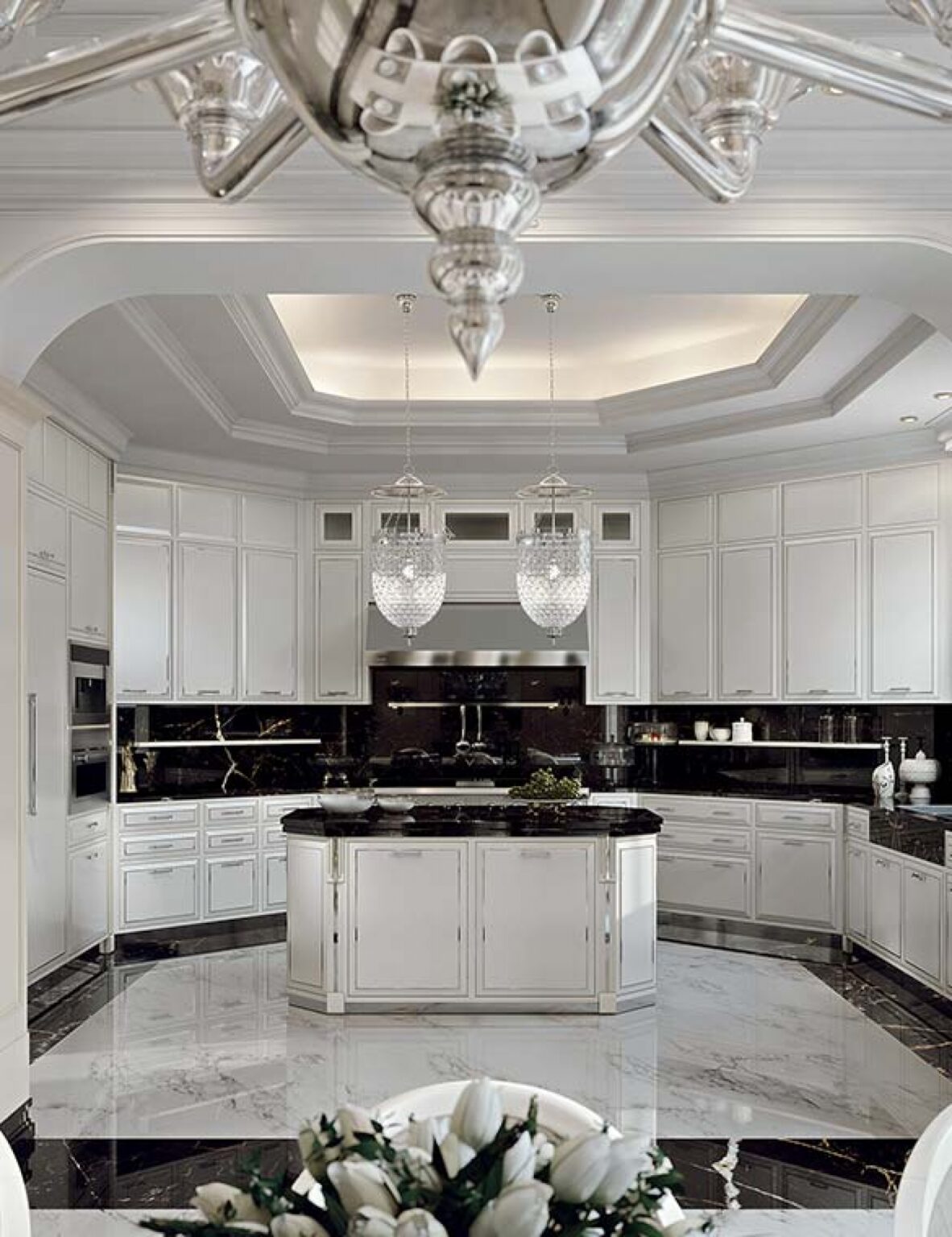 Cucina su misura laccata bianca e dettagli in acciaio, design Martini Verona