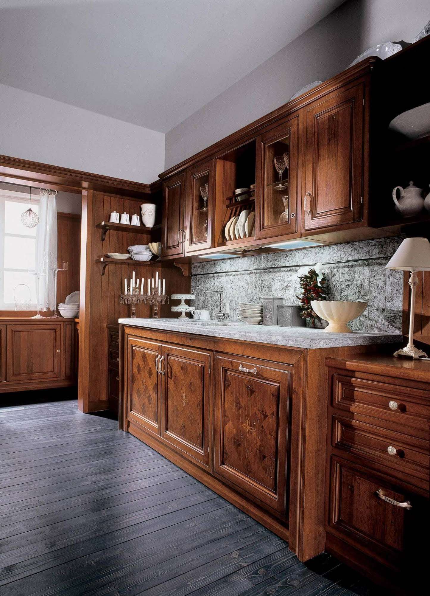 Cucina su misura di lusso in legno massiccio di noce, design Martini Verona