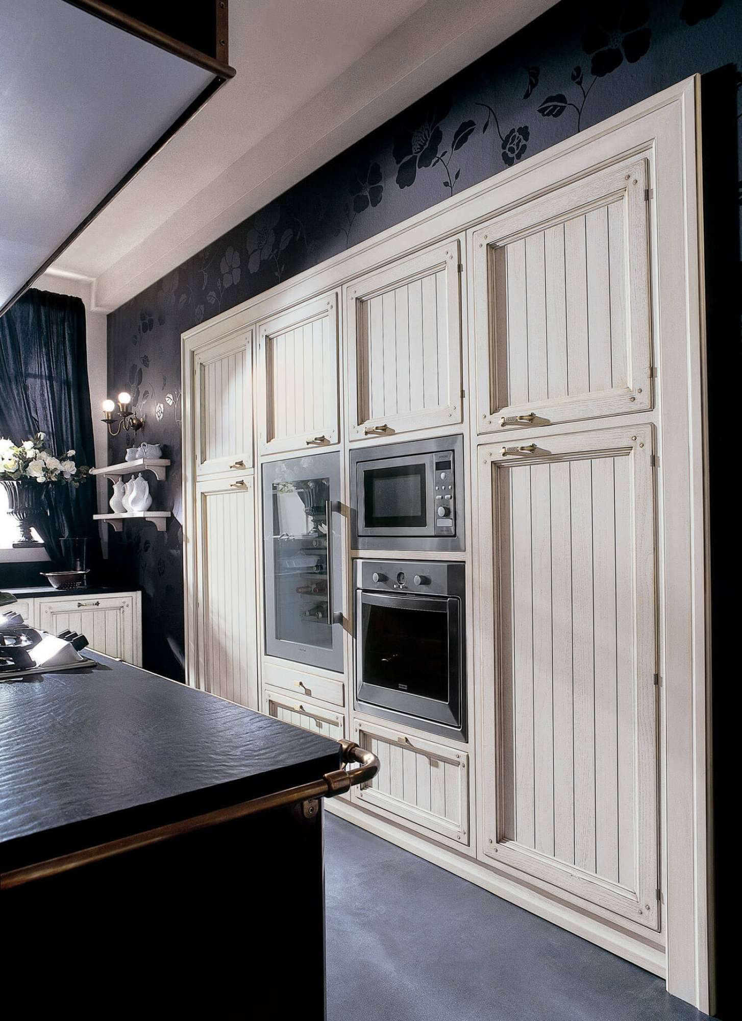 Cucina su misura in legno massiccio di castagno patinato bianco, design Martini Verona