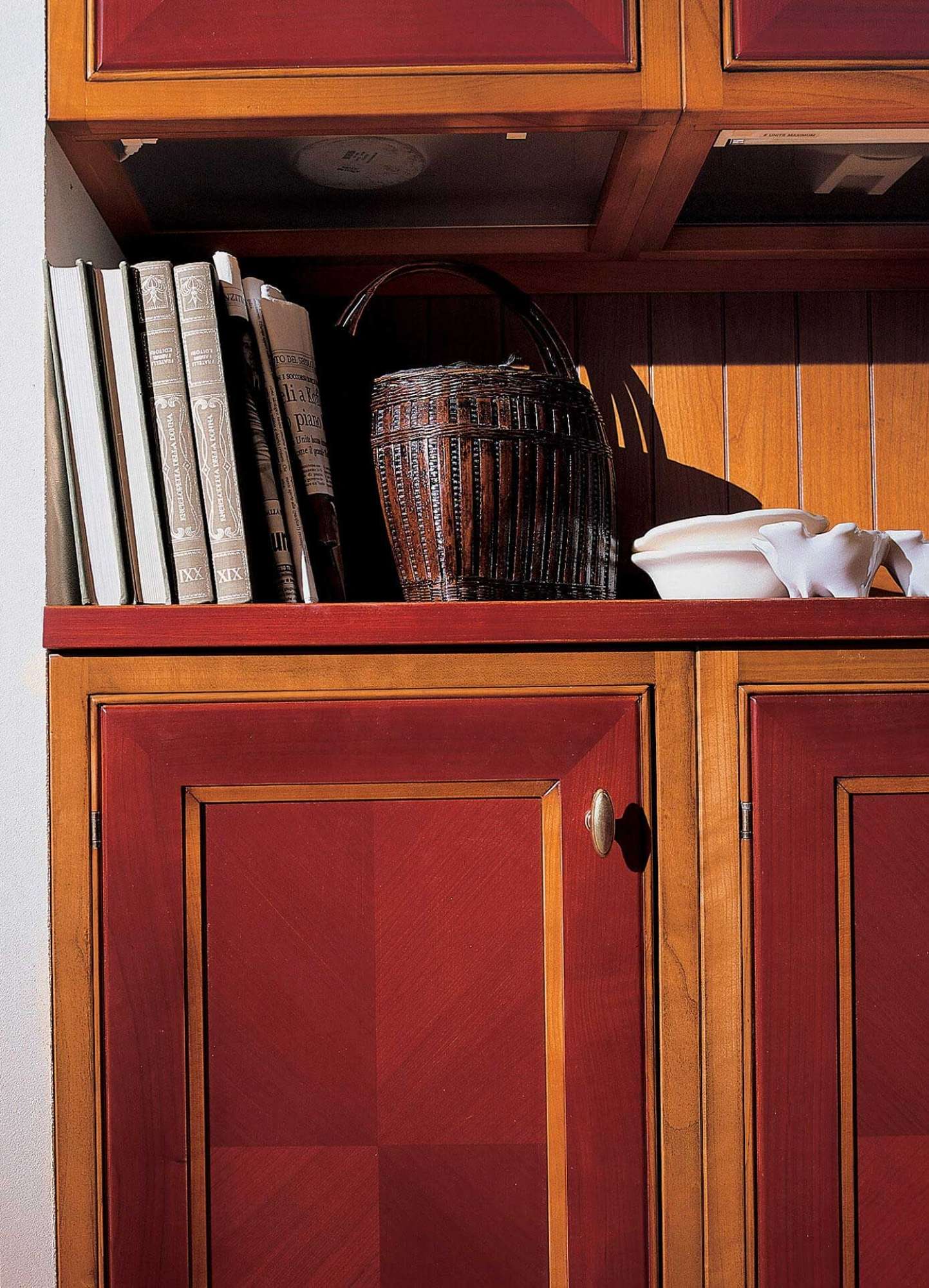 Cucina rossa in ciliegio su misura in stile country, dettaglio ante, design Martini Verona