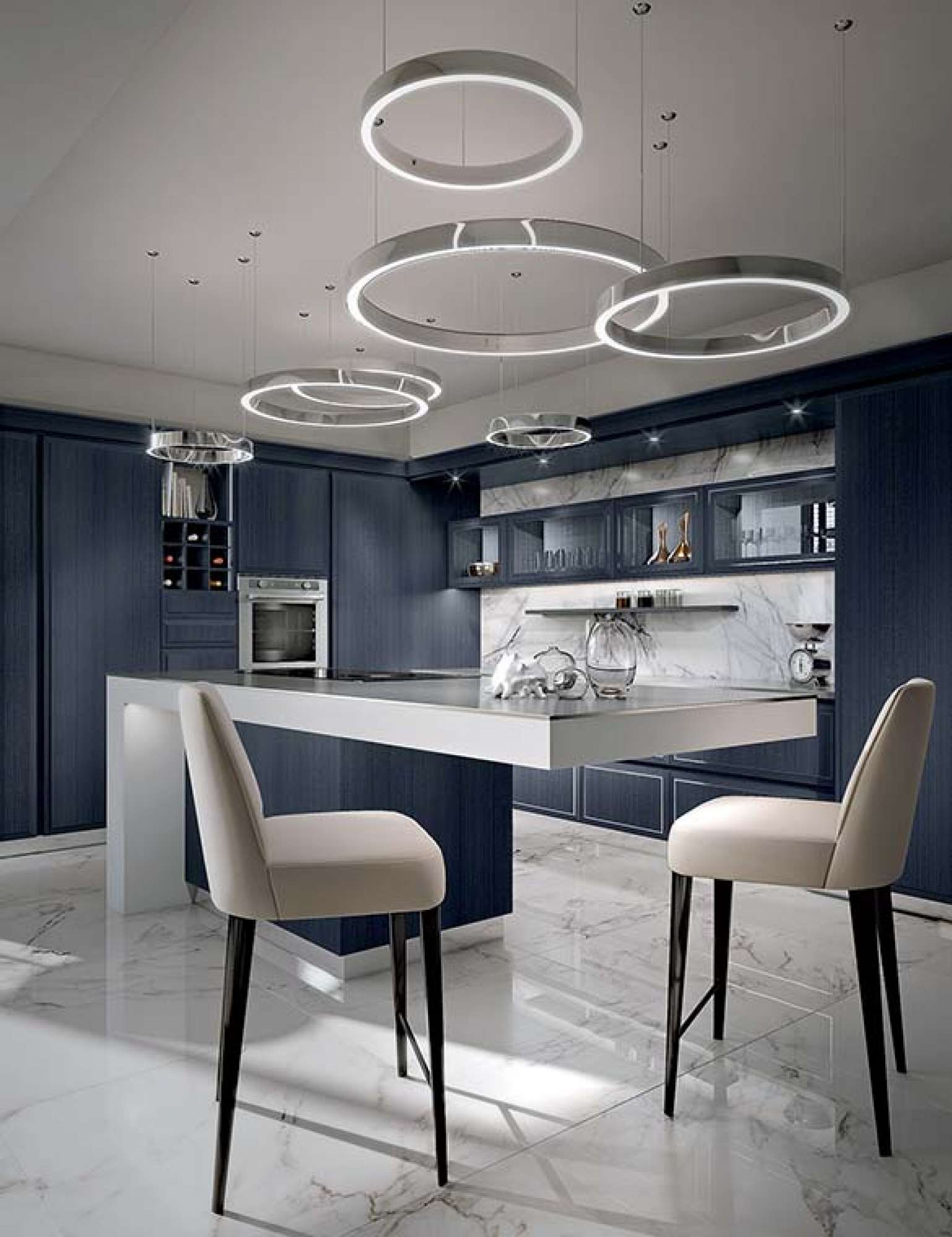 Cucina con isola su misura blu e dettagli in metallo satinato, design Martini Verona