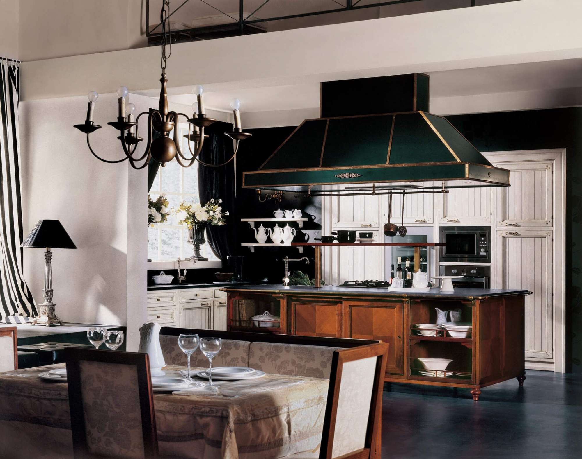 Cucina su misura in legno massiccio di castagno patinato bianco con isola in ciliegio, design Martini Verona