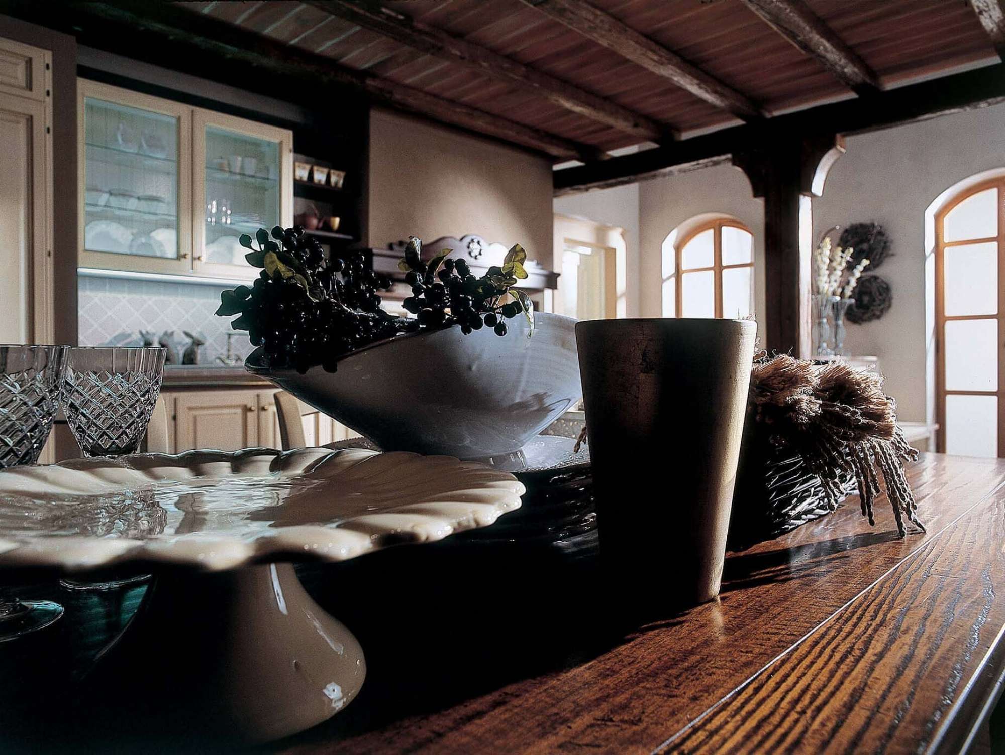 Cucina su misura country in castagno massello laccato, design Martini Verona