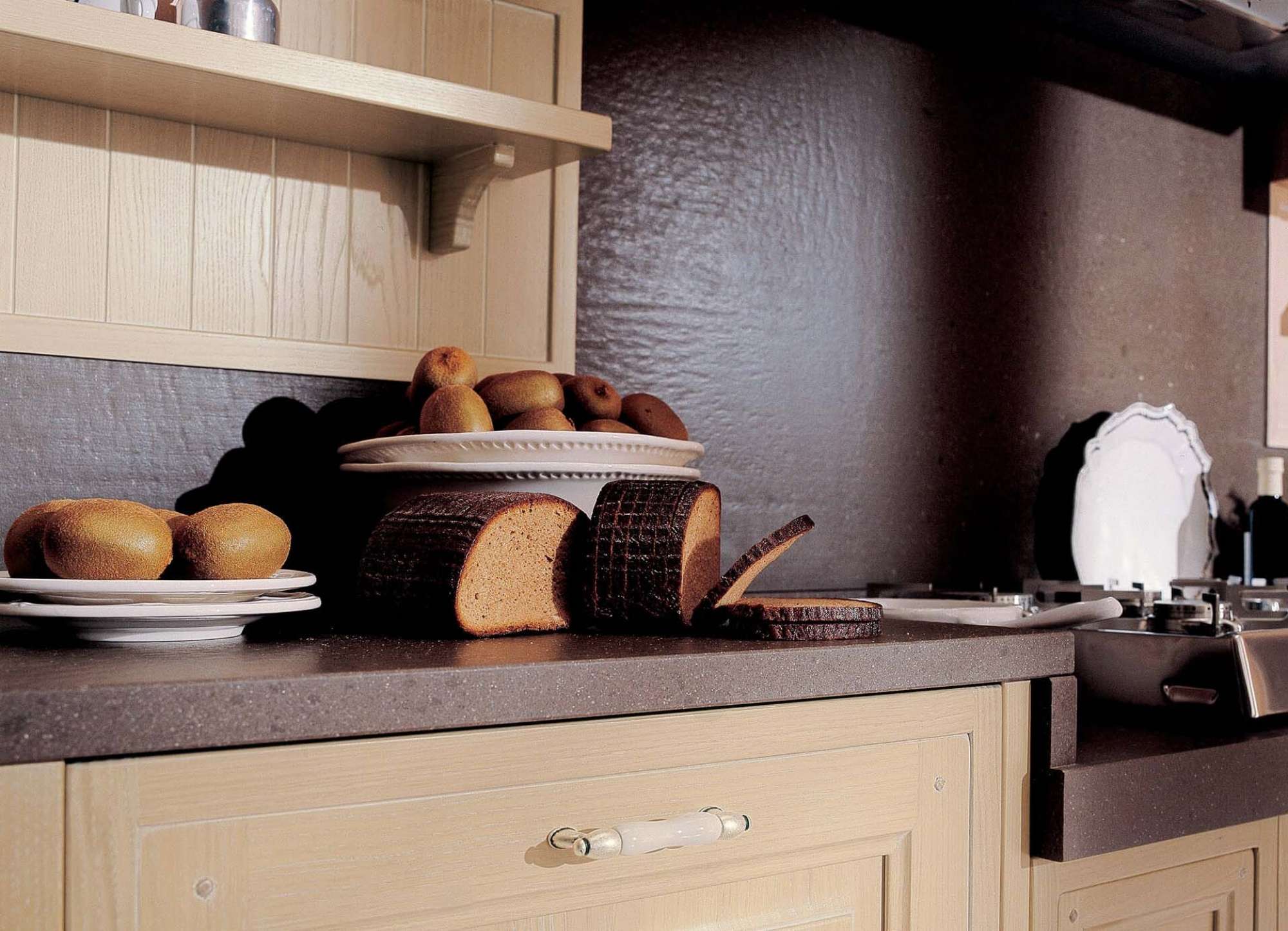 Cucina su misura in legno massiccio, dettaglio top e cassetti, design Martini Verona