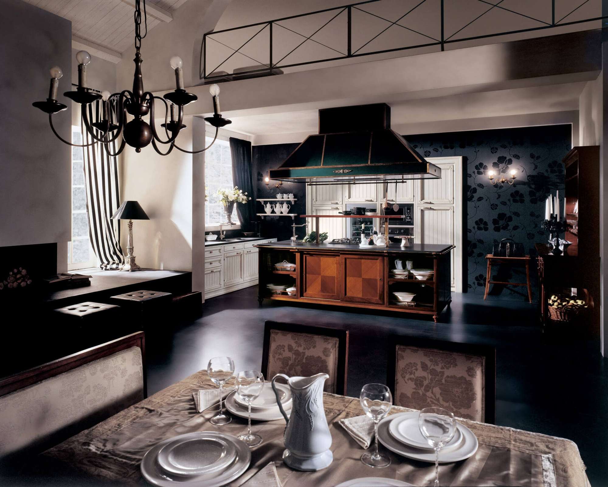 Cucina su misura in legno massiccio di castagno con isola in ciliegio, design Martini Verona