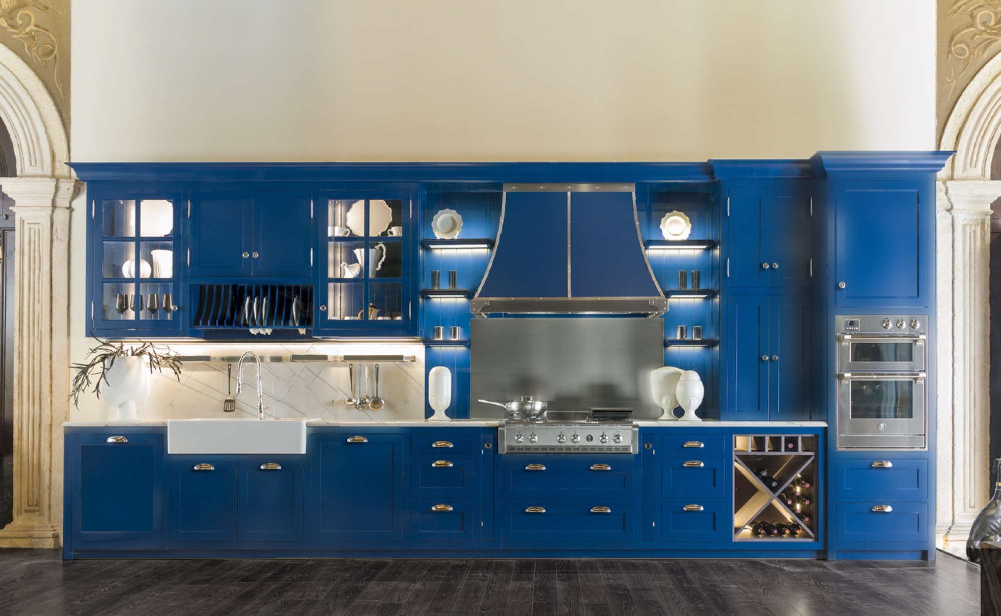 Cucina su misura stile shaker in legno massiccio e laccatura blu e bianca, design Martini Verona