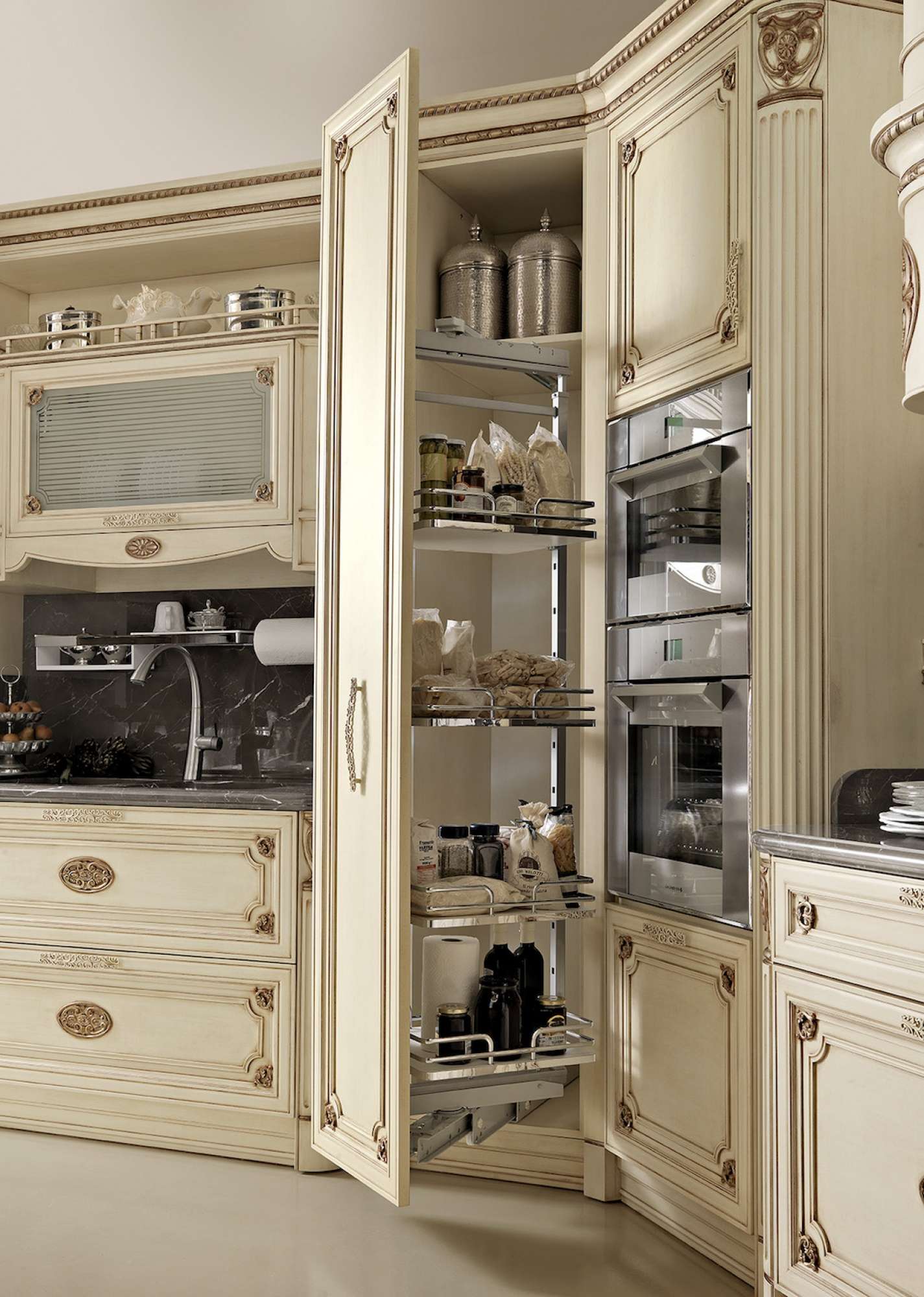 Cucina su misura di lusso laccata vaniglia vintage con decori in foglia oro, design Martini Verona