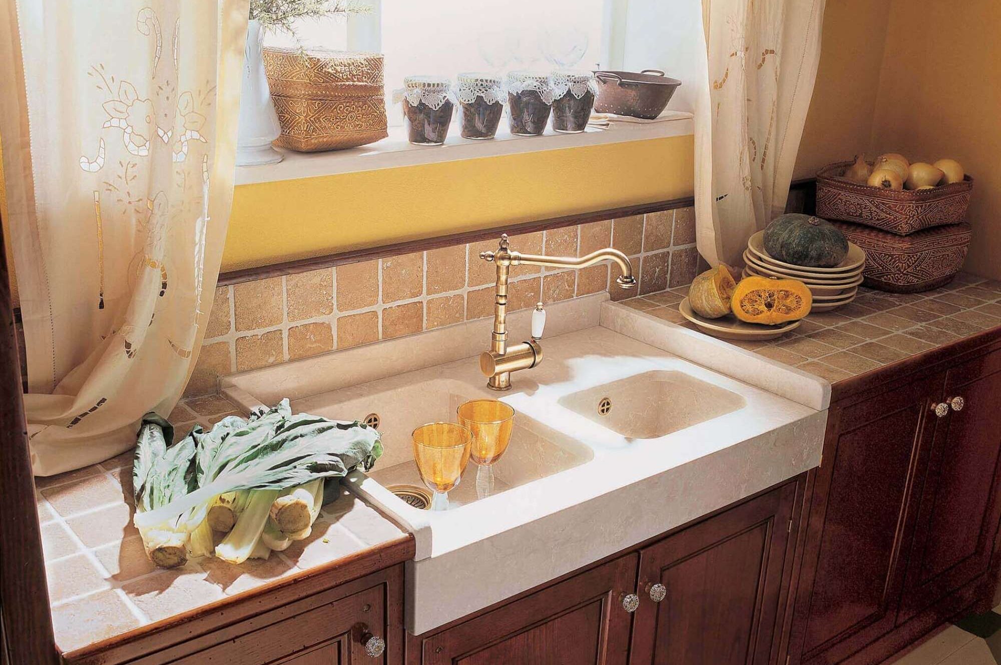 Cucina classica su misura in legno massiccio con finiture castagno antiquariato, dettaglio lavello, design Martini Verona