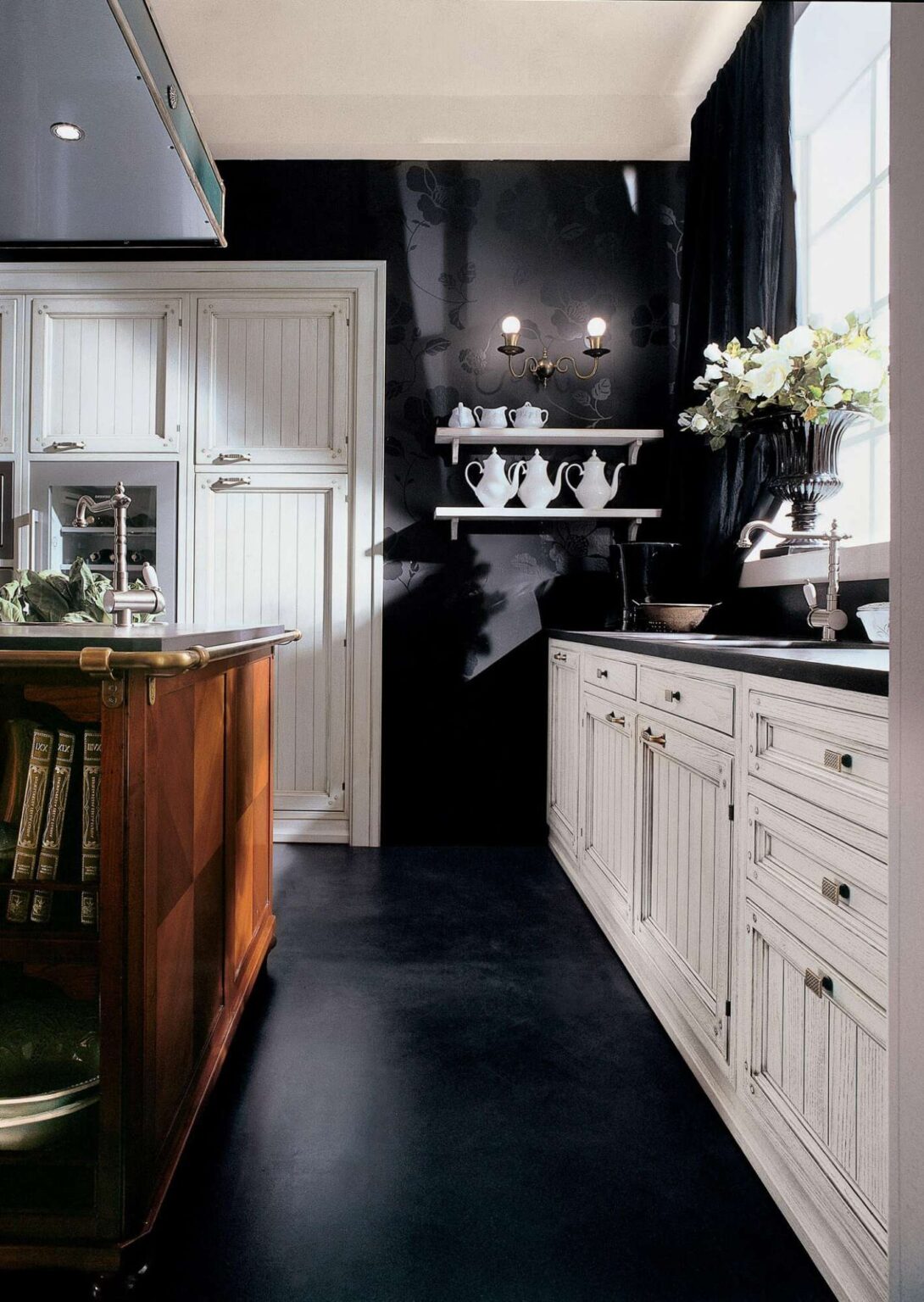 Cucina su misura in legno massiccio di castagno con isola in ciliegio, design Martini Verona