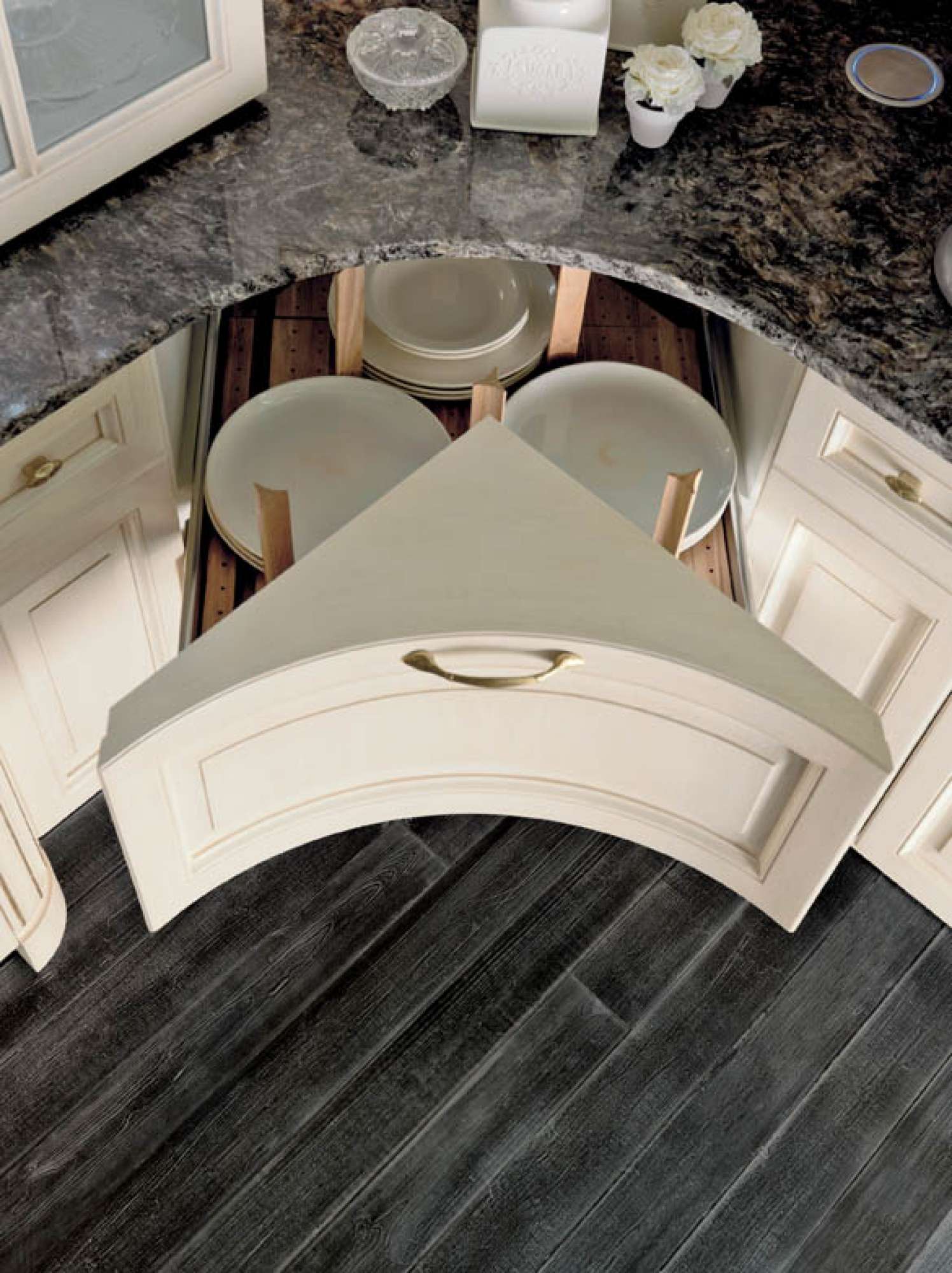 Cucina su misura laccata bianca e noce, design Martini Verona