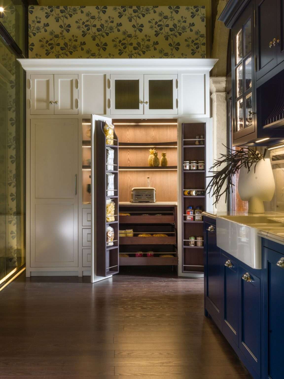 Cucina su misura stile shaker in legno massiccio e laccatura blu e bianca, dettaglio dispensa, design Martini Verona