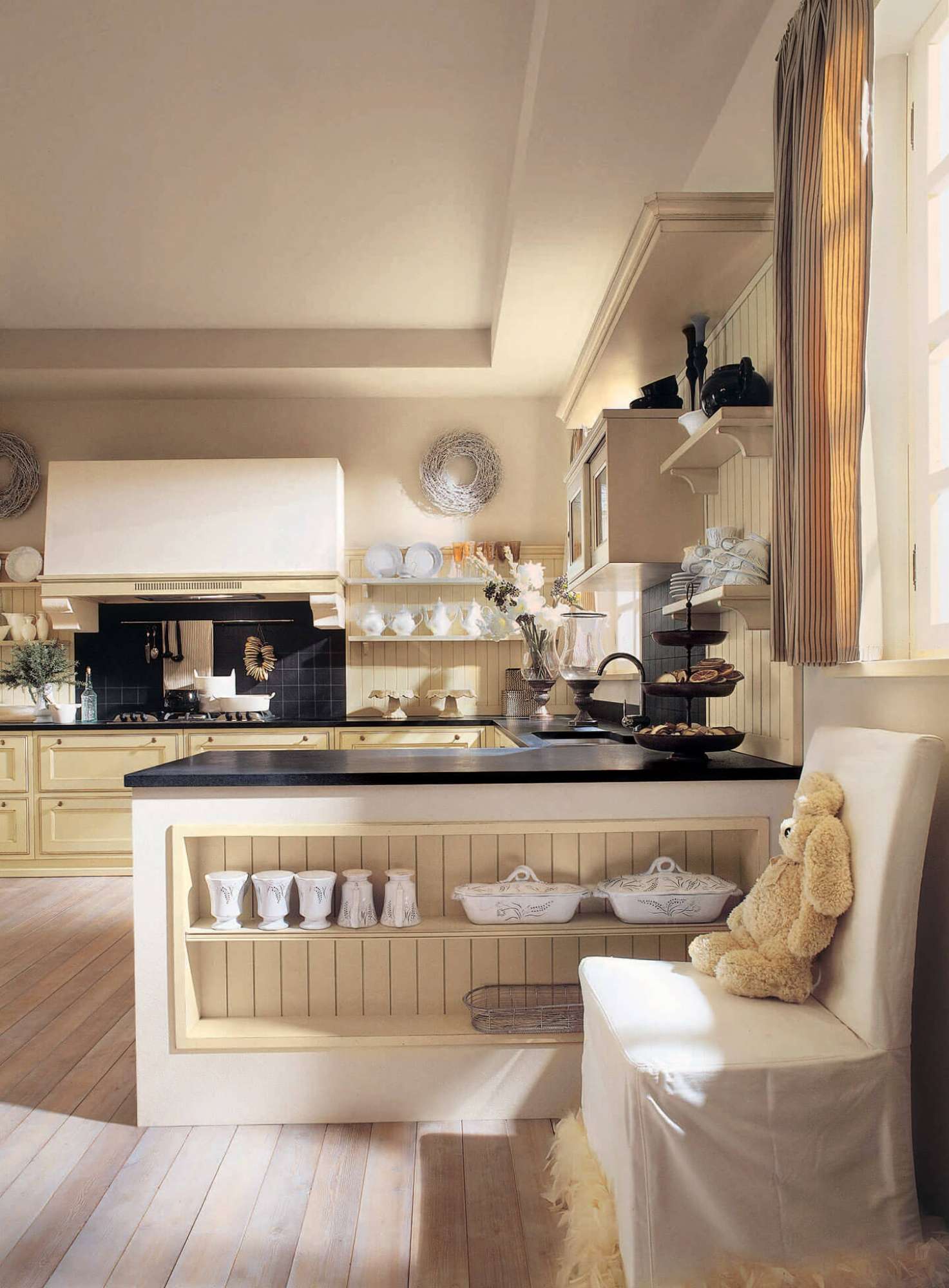 Cucina con penisola su misura con finiture in panna e top in quarzo nero, design Martini Verona