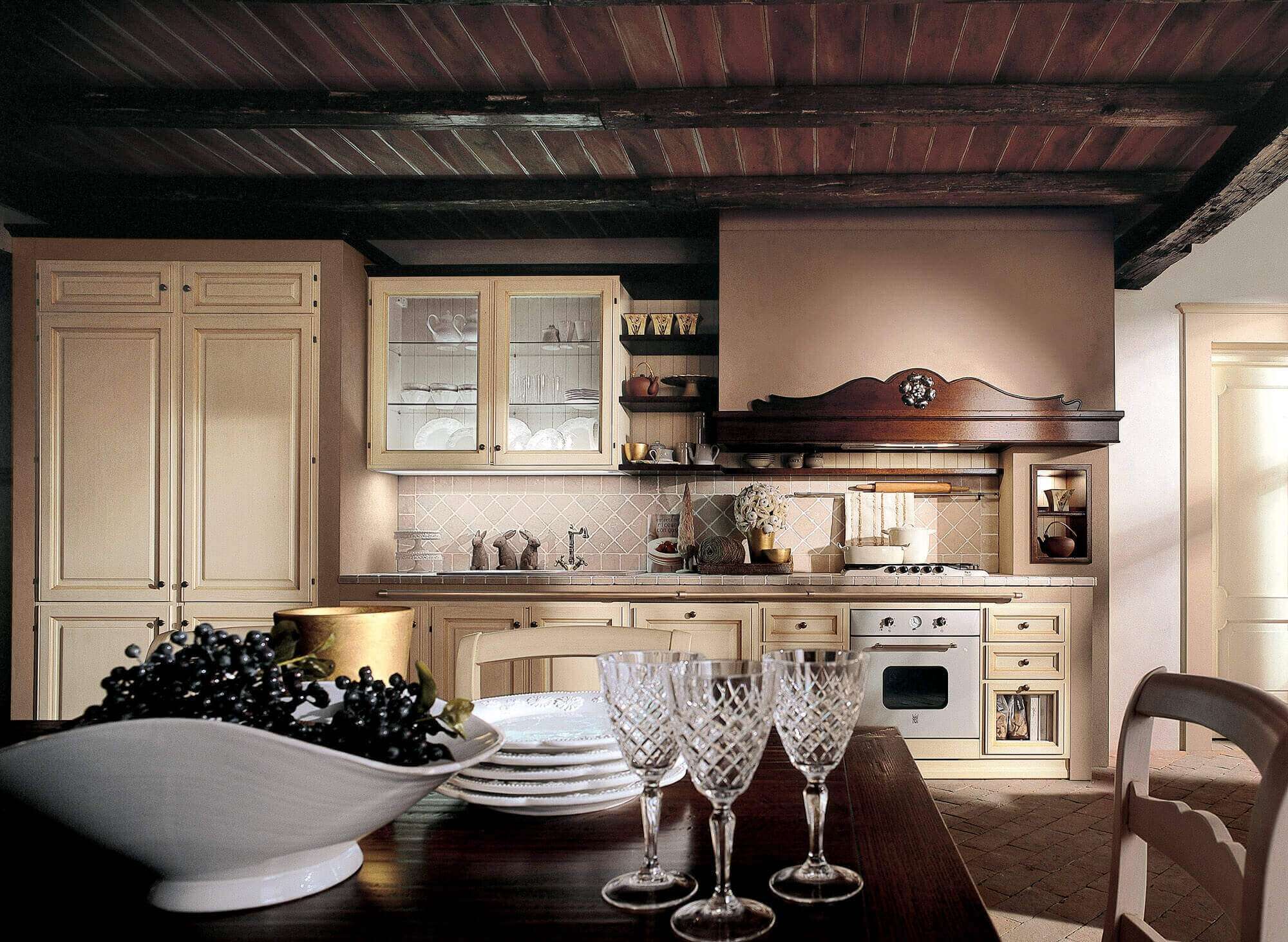 Cucina su misura country in castagno massello laccato, design Martini Verona