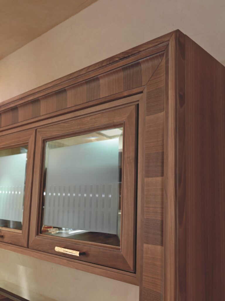 Cucina su misura moderna in noce crudo con finiture laccate, dettaglio pensili, design Martini Verona