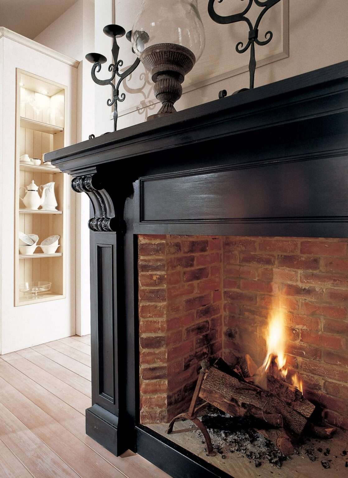 Cucina su misura con finiture in panna e top in quarzo nero, dettaglio camino, design Martini Verona