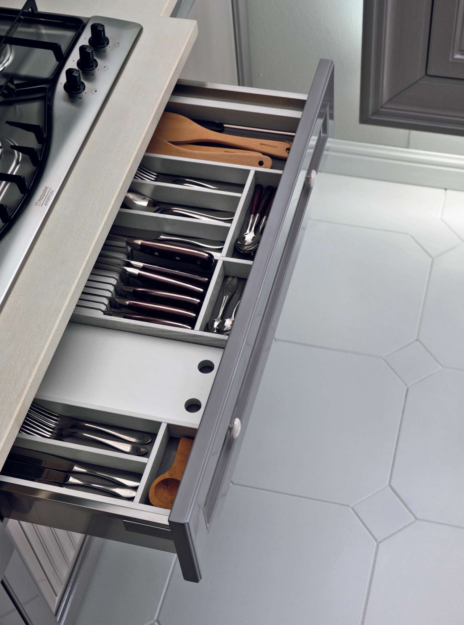 Cucina su misura contemporanea grigia lucido con finiture in vetro, dettaglio cassetto posate, design Martini Verona