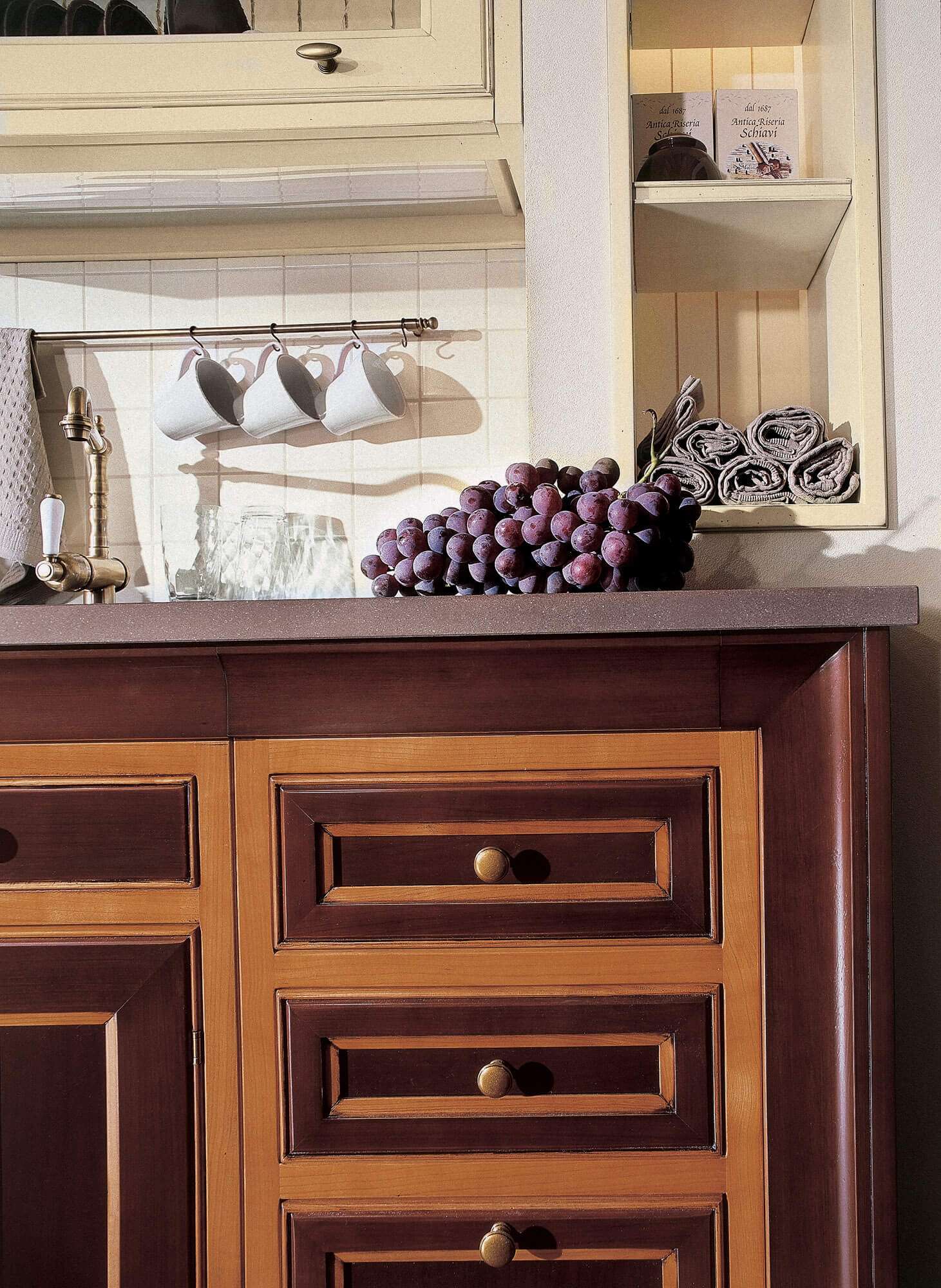 Cucina su misura in ciliegio con finiture di laccatura moka, design Martini Verona