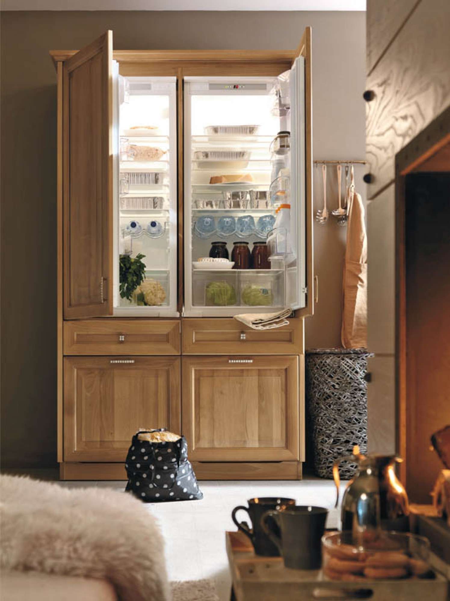 Cucina su misura in legno massiccio di noce crudo, dettaglio frigo incassato, design Martini Verona