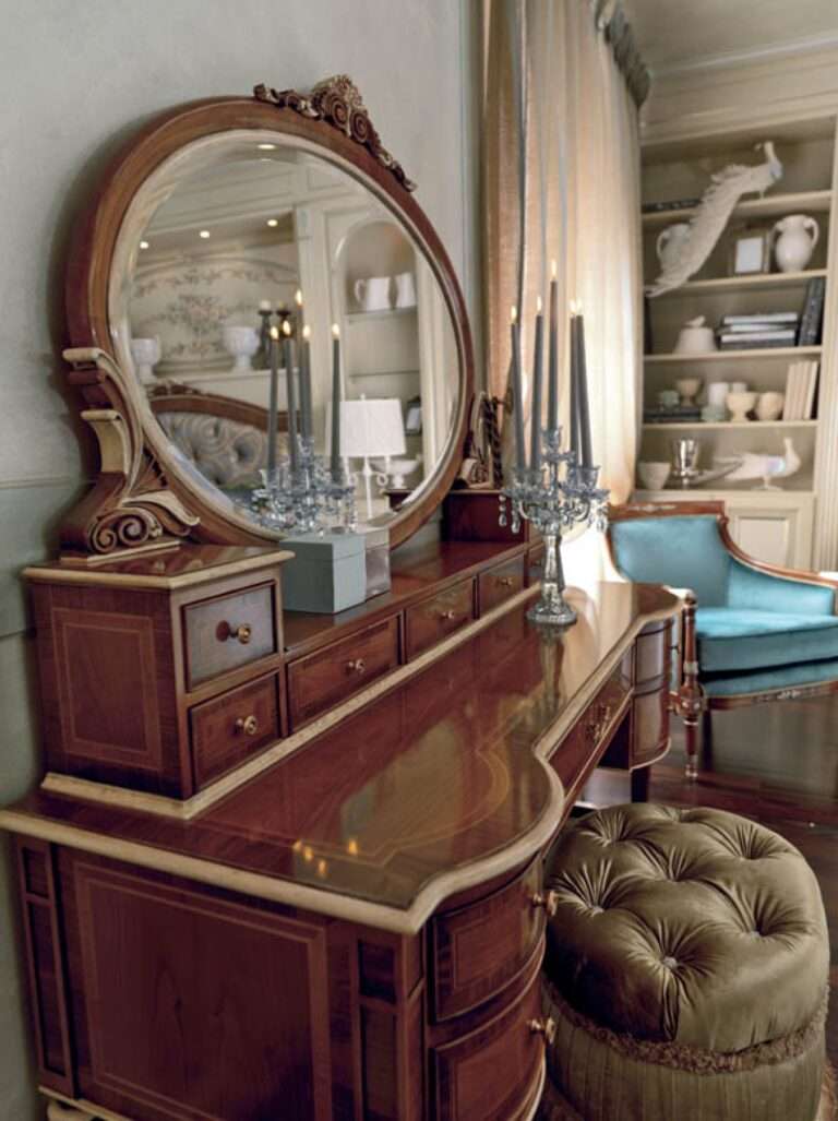 Camera da letto su misura di lusso classica con intagli a mano, design Martini Verona