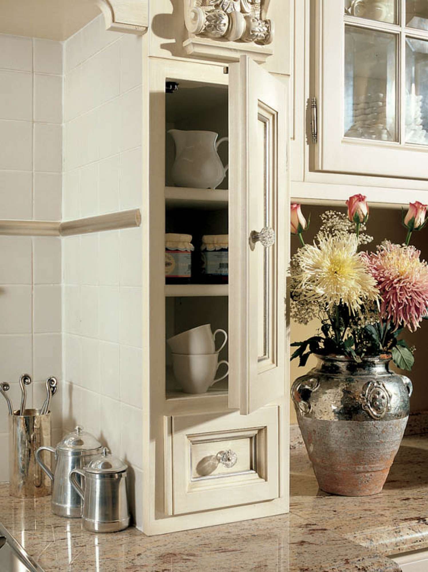 Cucina su misura in legno massiccio laccata bianca e applicazioni in foglia argento, design Martini Verona