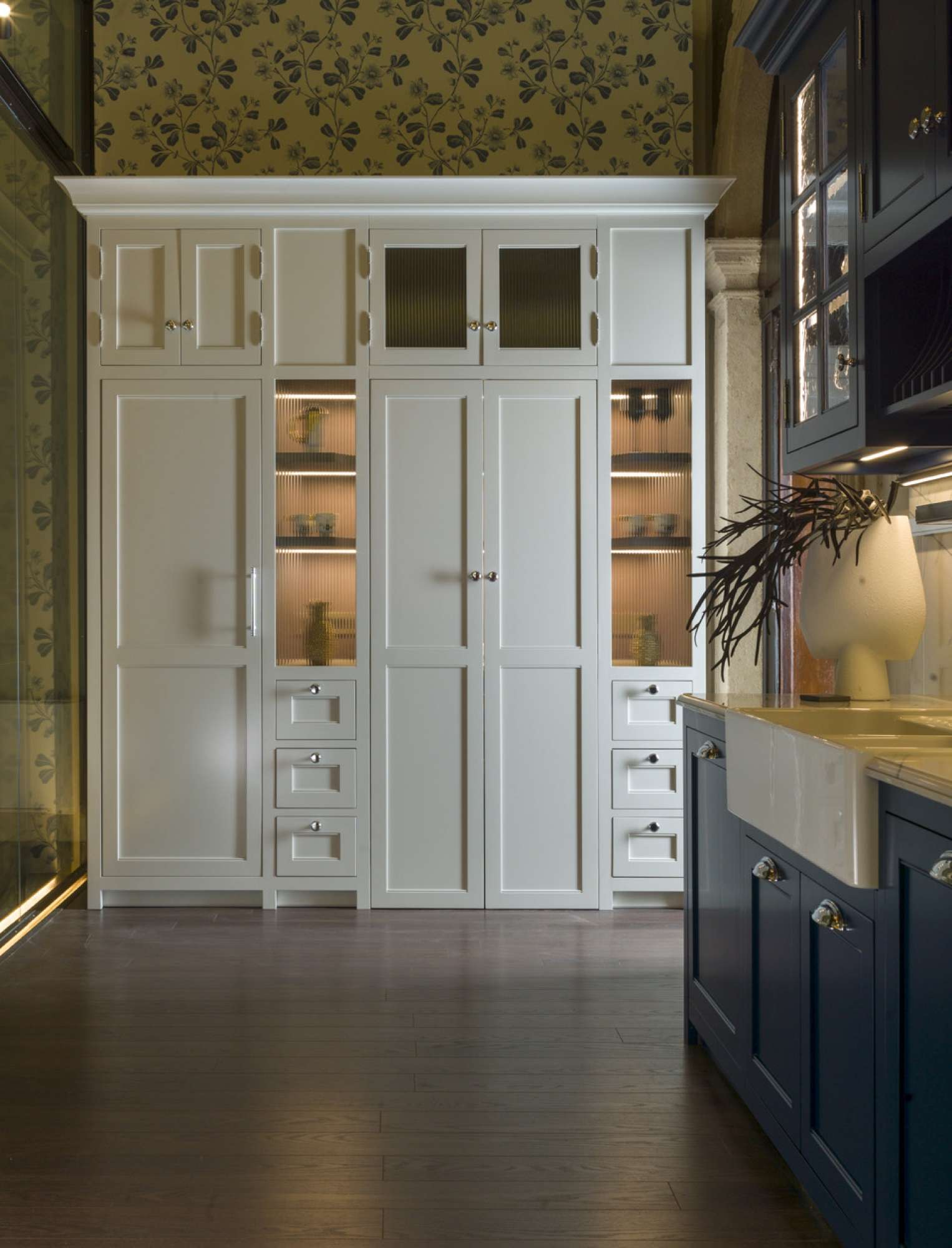 Cucina su misura stile shaker in legno massiccio e laccatura blu e bianca, dettaglio dispensa, design Martini Verona