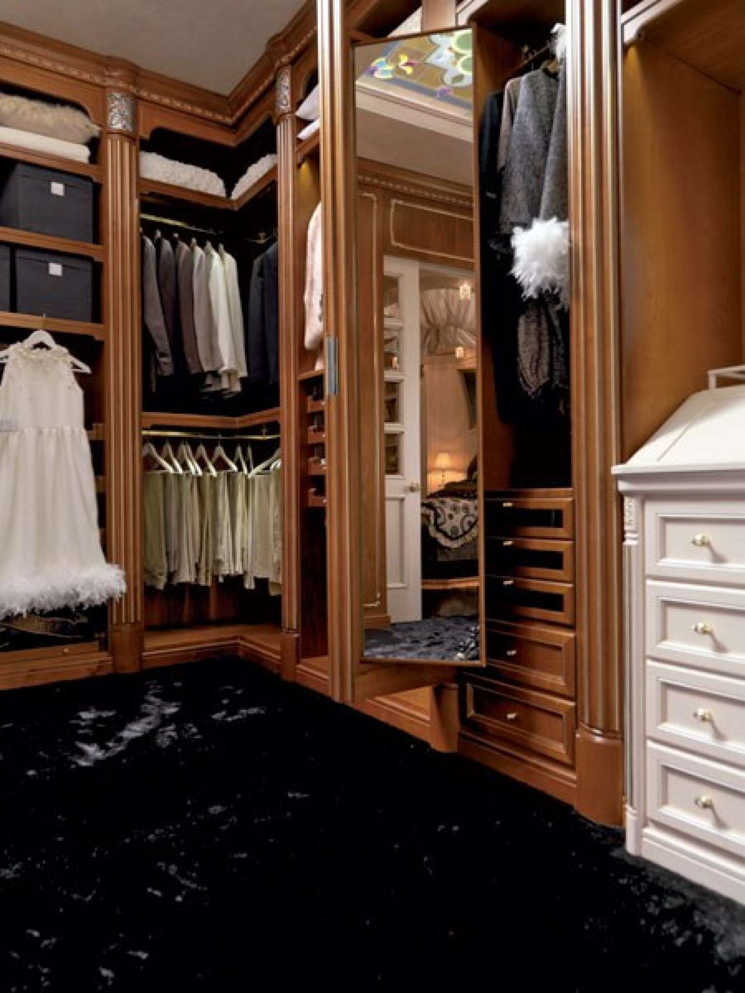 Cabina armadio su misura di lusso in ciliegio, dettaglio ante e cassetti, design Martini Verona