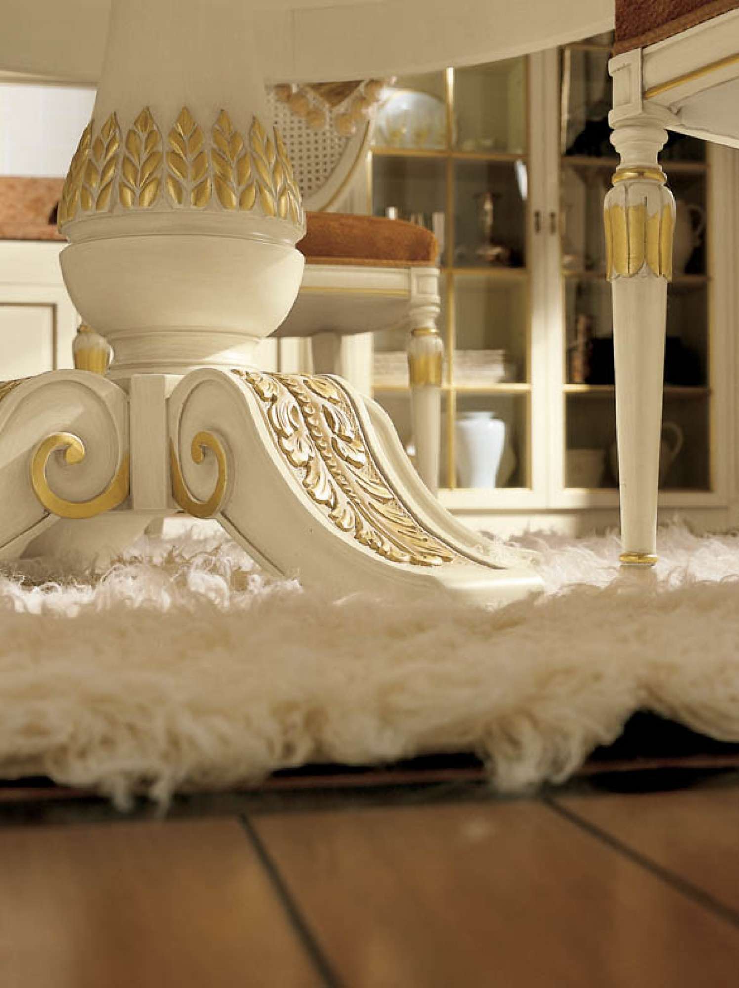 Cucina su misura in legno massiccio crema e applicazioni in foglia d'oro, dettaglio tavolo, design Martini Verona