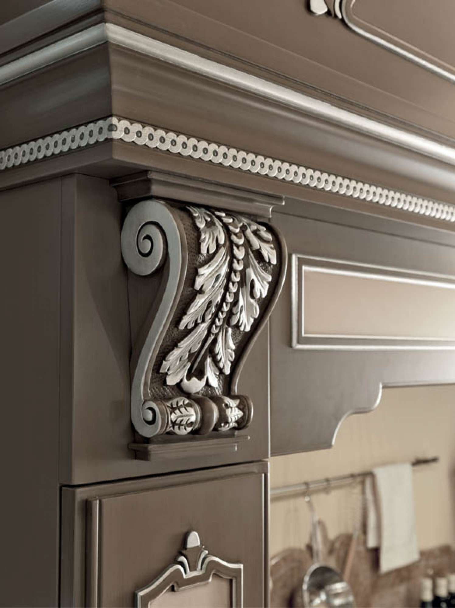 Cucina su misura laccata nocciola con decori in foglia argento, dettaglio capitelli, design Martini Verona