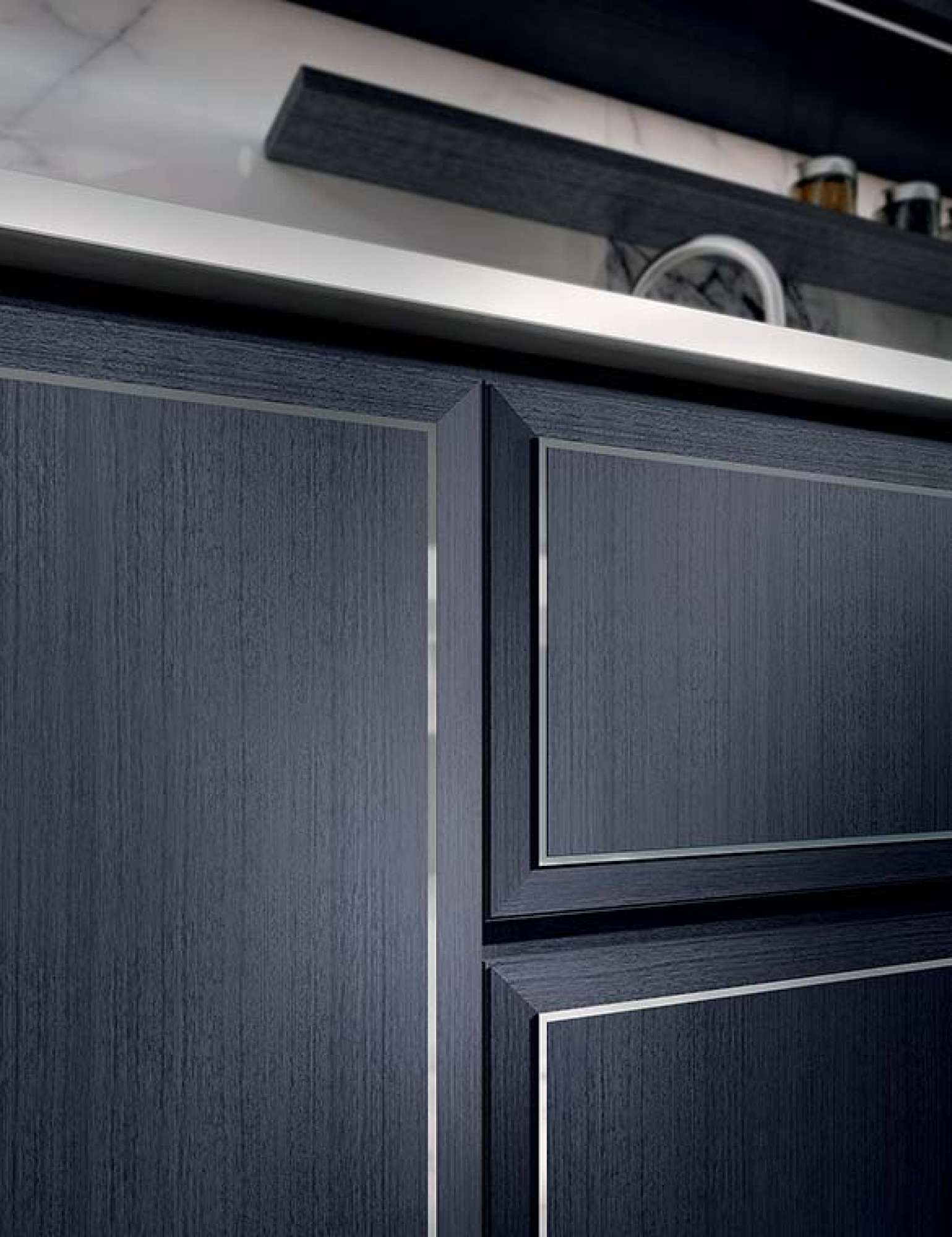 Cucina con isola su misura blu e dettagli in metallo satinato, dettaglio pensili, design Martini Verona