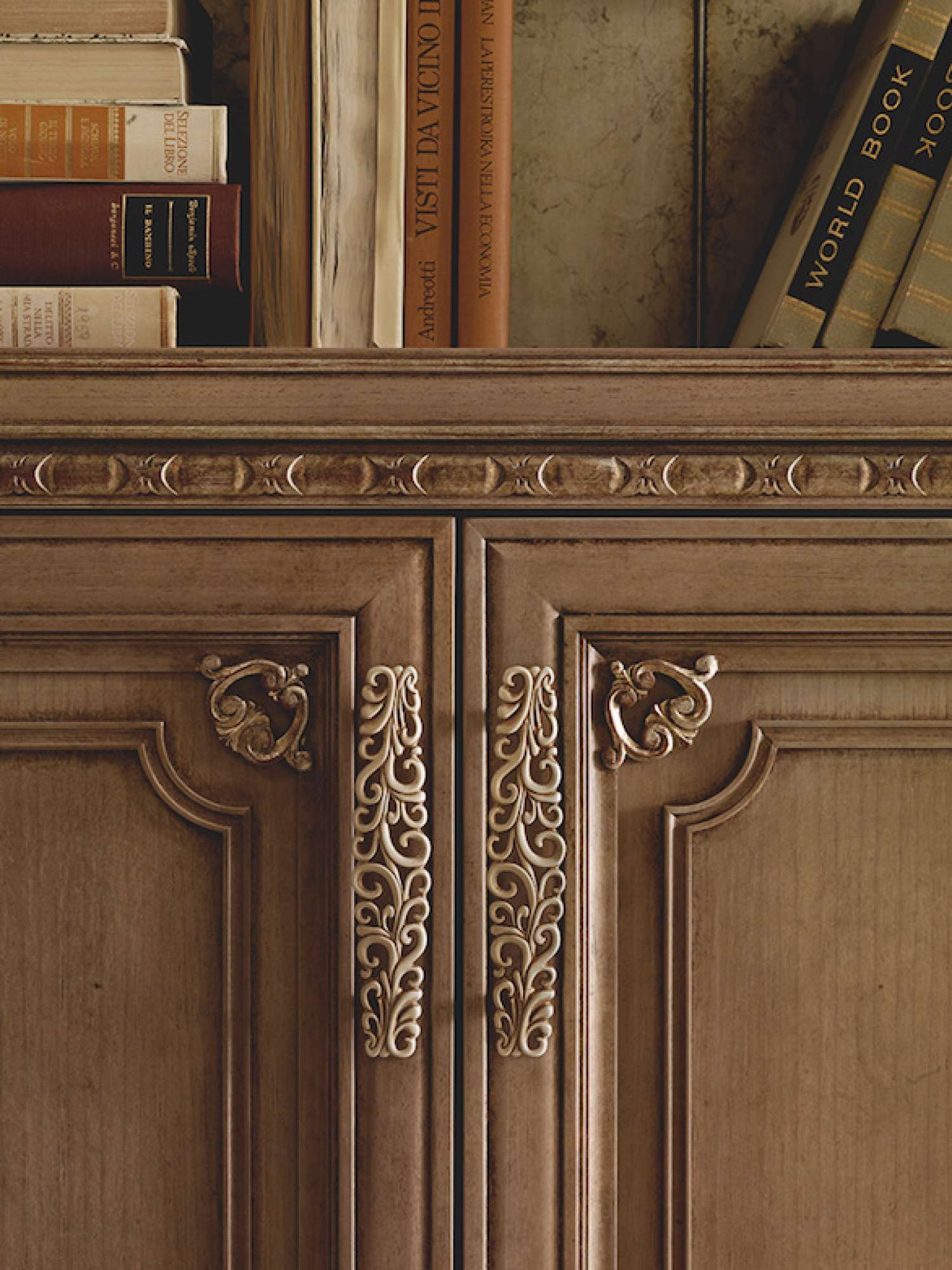 Cucina su misura di lusso laccata vaniglia vintage con decori in foglia oro, design Martini Verona