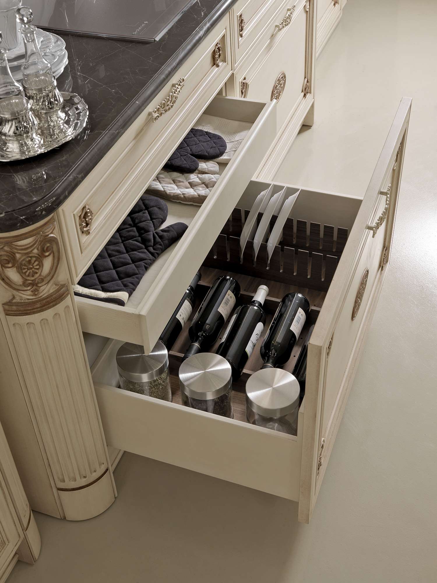 Cucina su misura di lusso laccata vaniglia vintage con decori in foglia oro, design Martini Verona