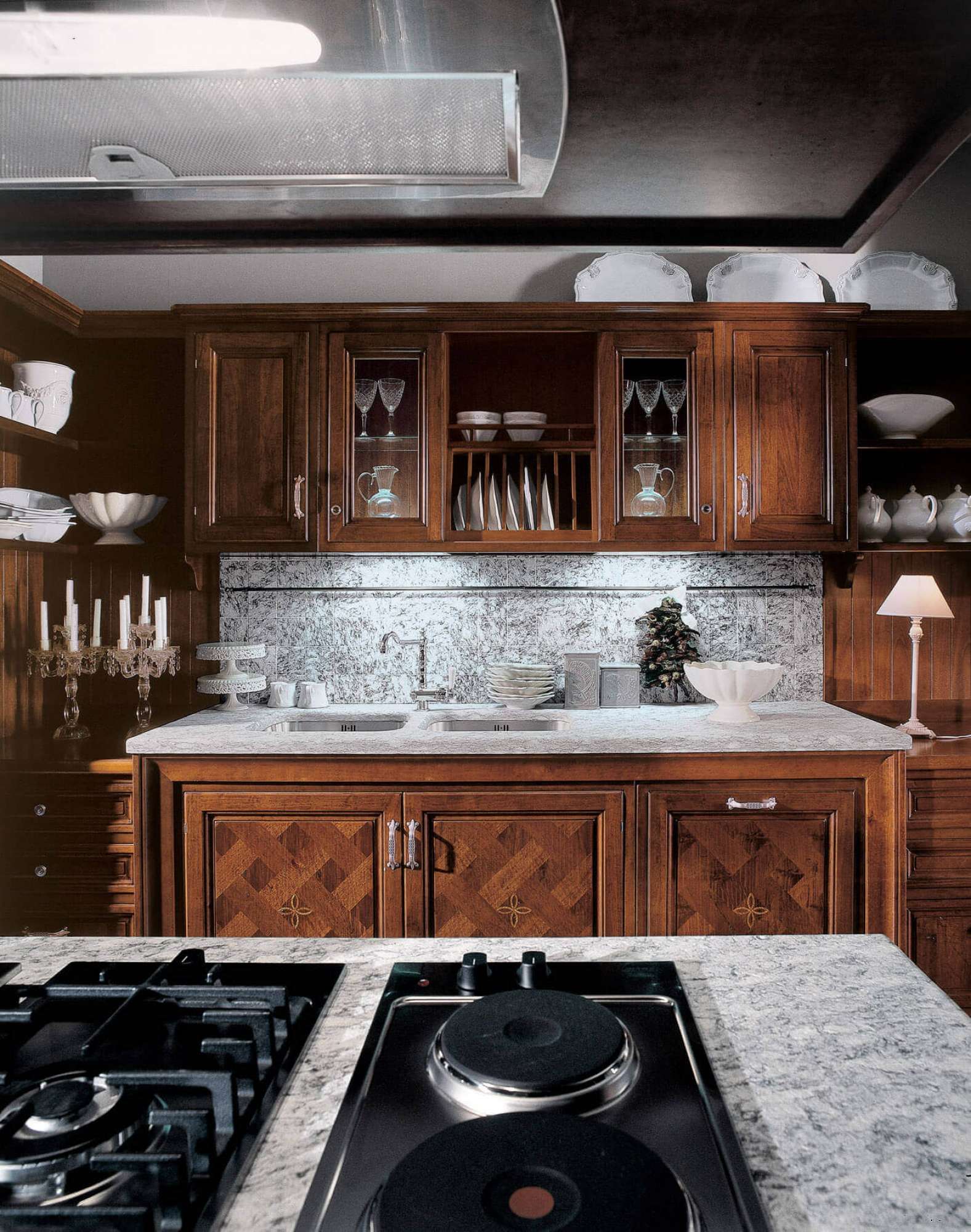 Cucina con isola su misura di lusso in legno massiccio di noce, design Martini Verona