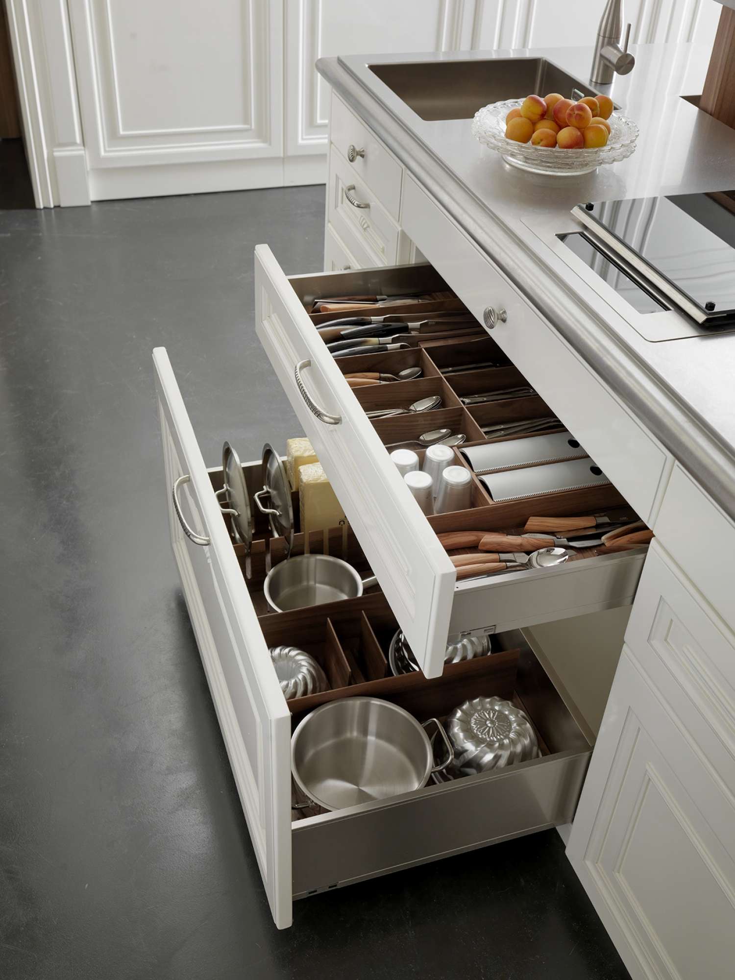 Cucina di lusso su misura laccata bianca, dettaglio cassetti, design Martini Verona