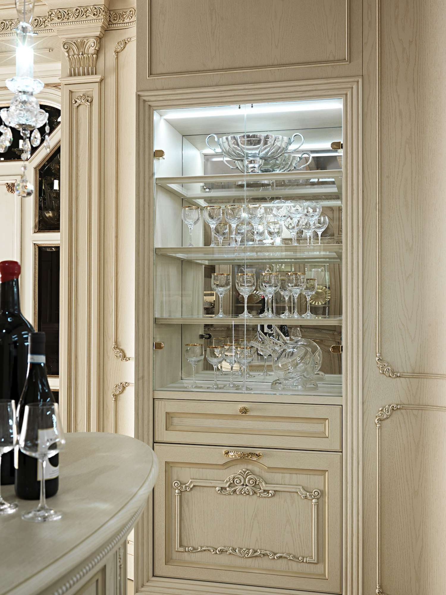 Cucina di lusso su misura in rovere con intagli e finiture dorate, dettaglio vetrina, design Martini Verona