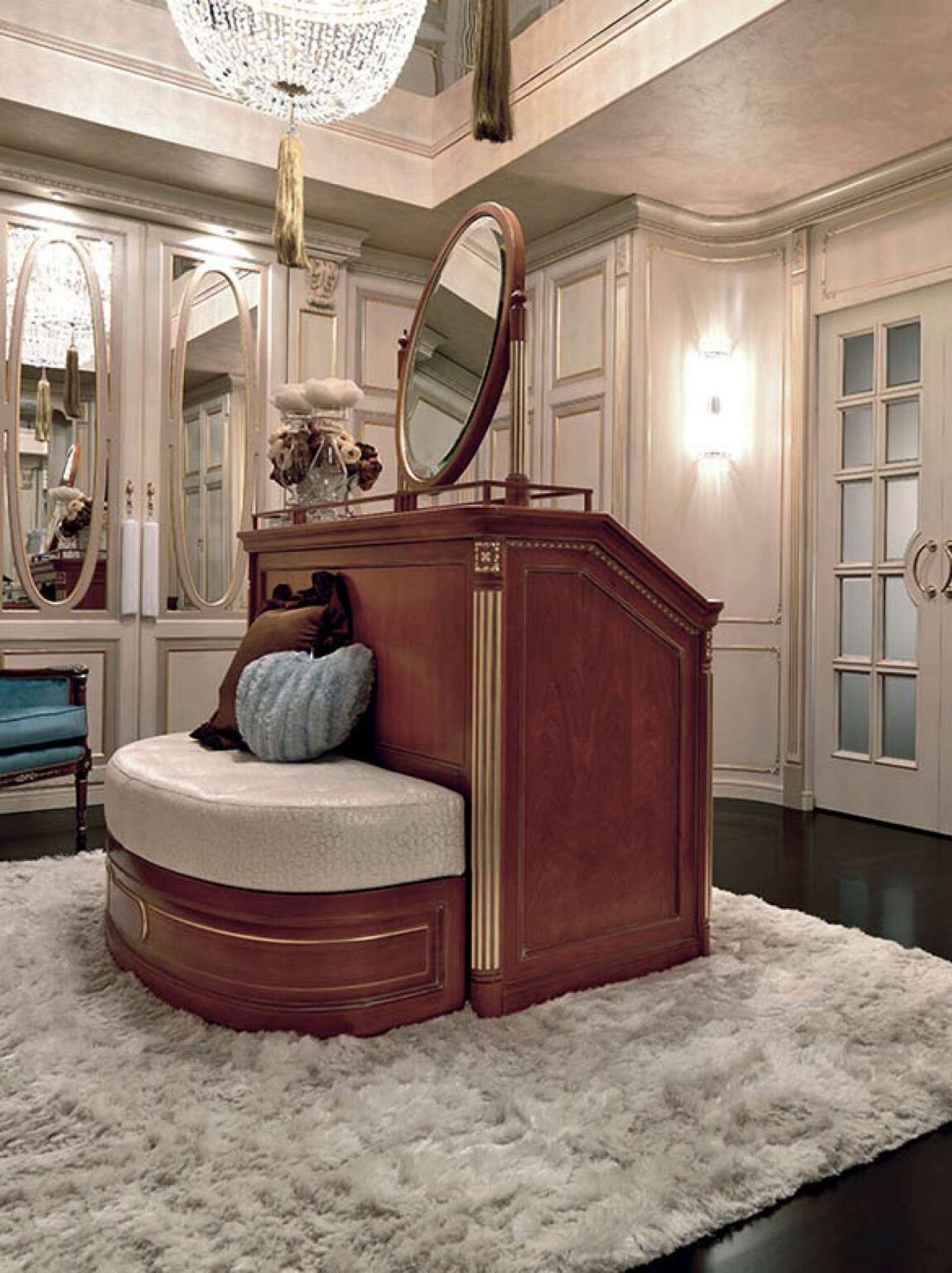 Cabina armadio su misura di lusso in laccatura bicolore e decori in foglia d'oro, design Martini Verona