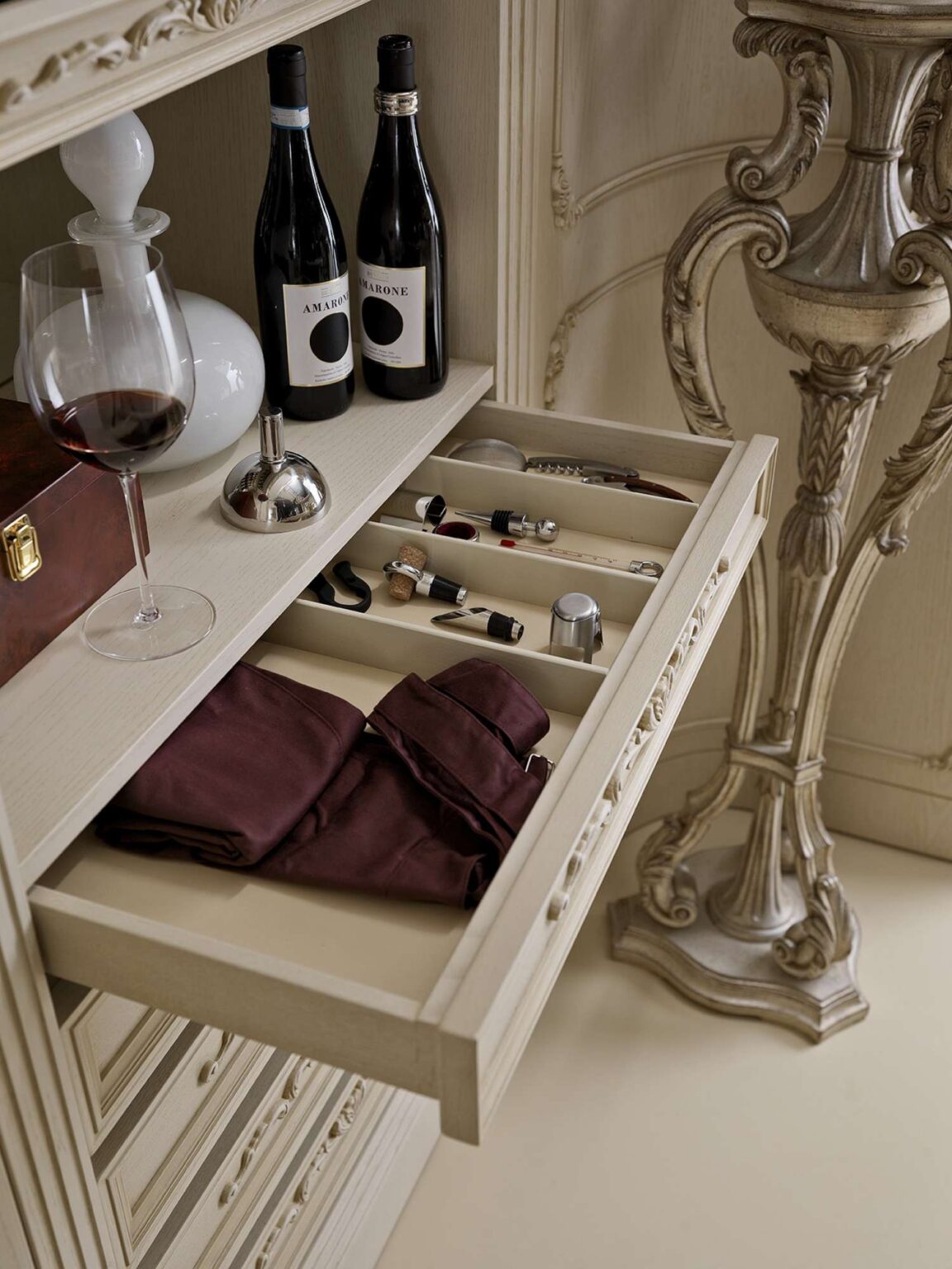 Cucina di lusso su misura in rovere con intagli e finiture dorate, dettaglio cassetti, design Martini Verona