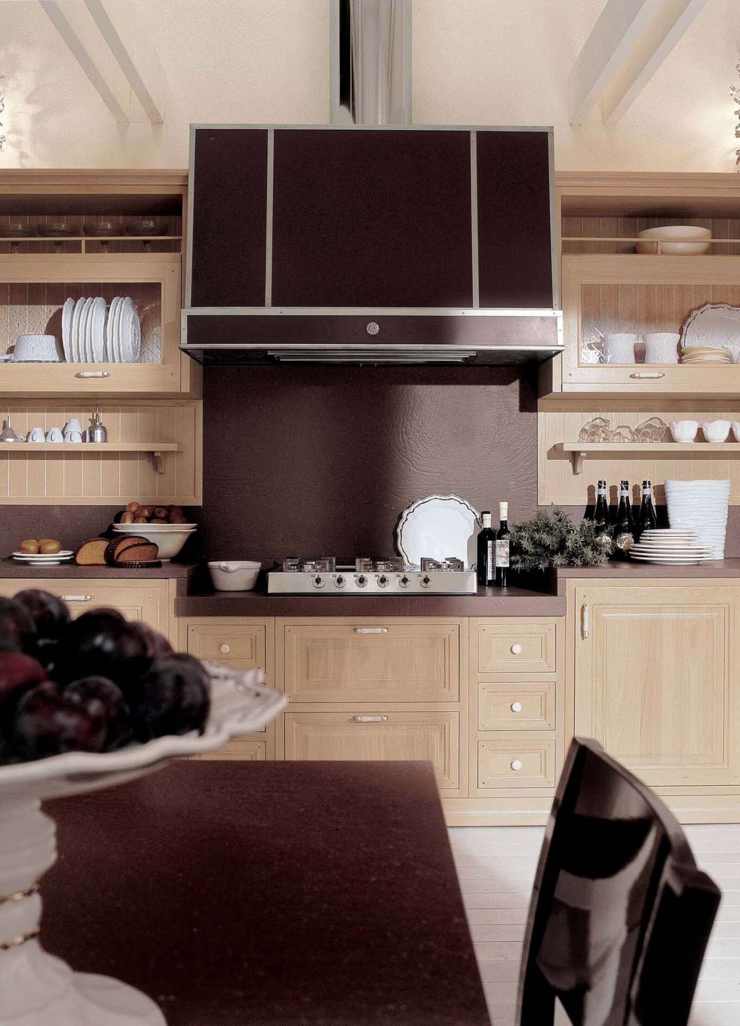 Cucina su misura in legno massiccio, design Martini Verona