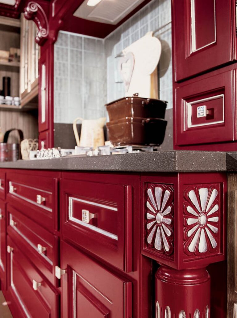 Cucina su misura in rovere patinato argento e finiture rosso laccato, dettaglio pensili, design Martini Verona