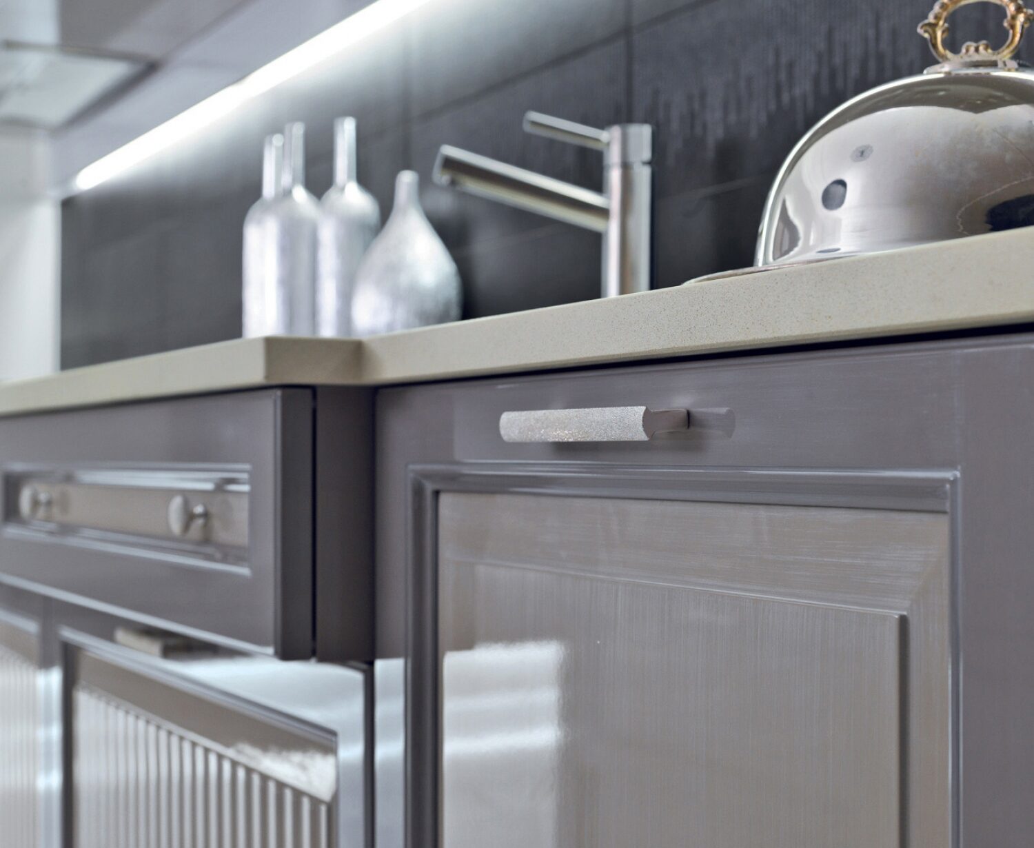 Cucina su misura contemporanea grigia lucido e con top e finiture in vetro, dettaglio pensili, design Martini Verona