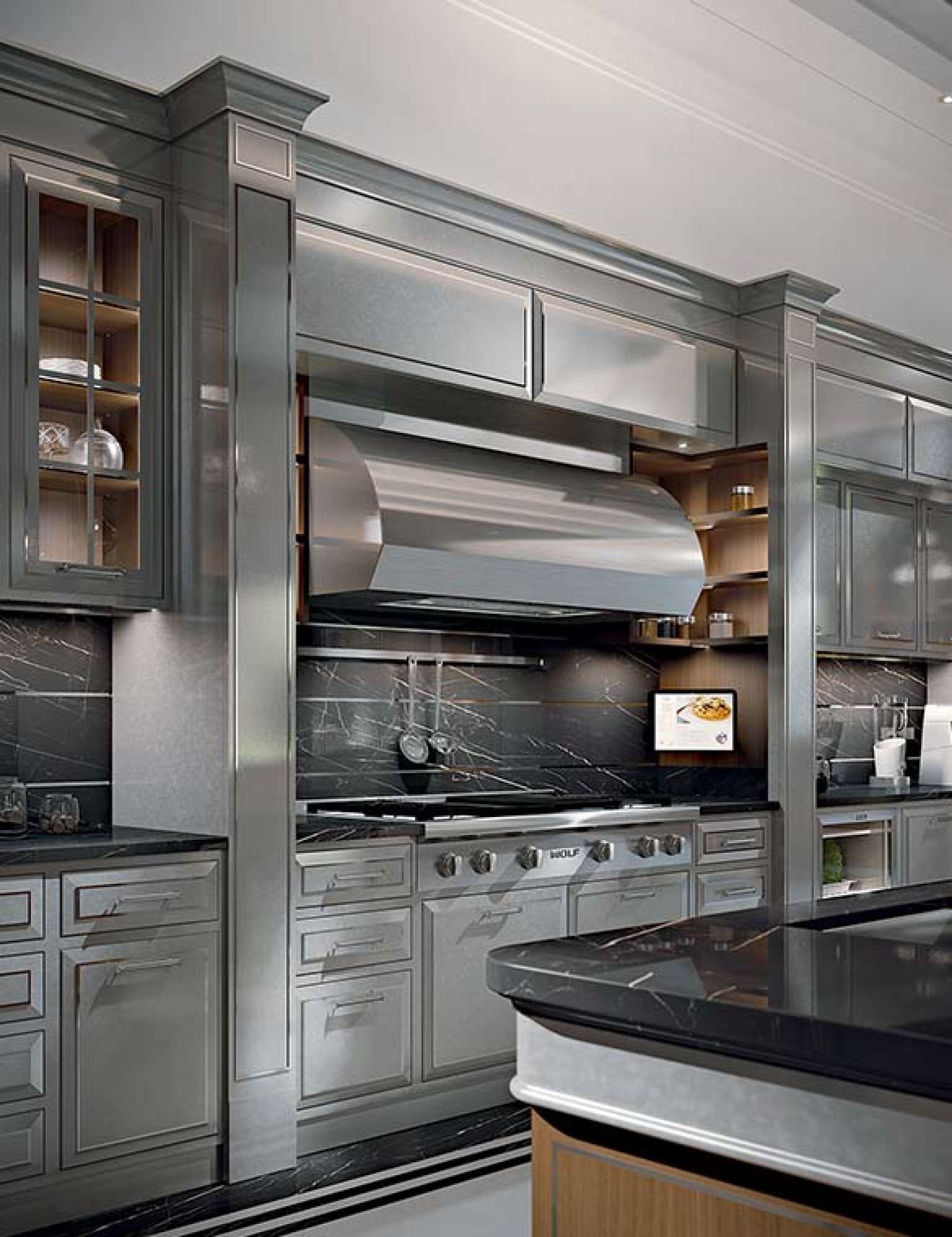 Cucina su misura con finiture laccato grigio con isola in eucalipto e dettagli in acciaio, design Martini Verona