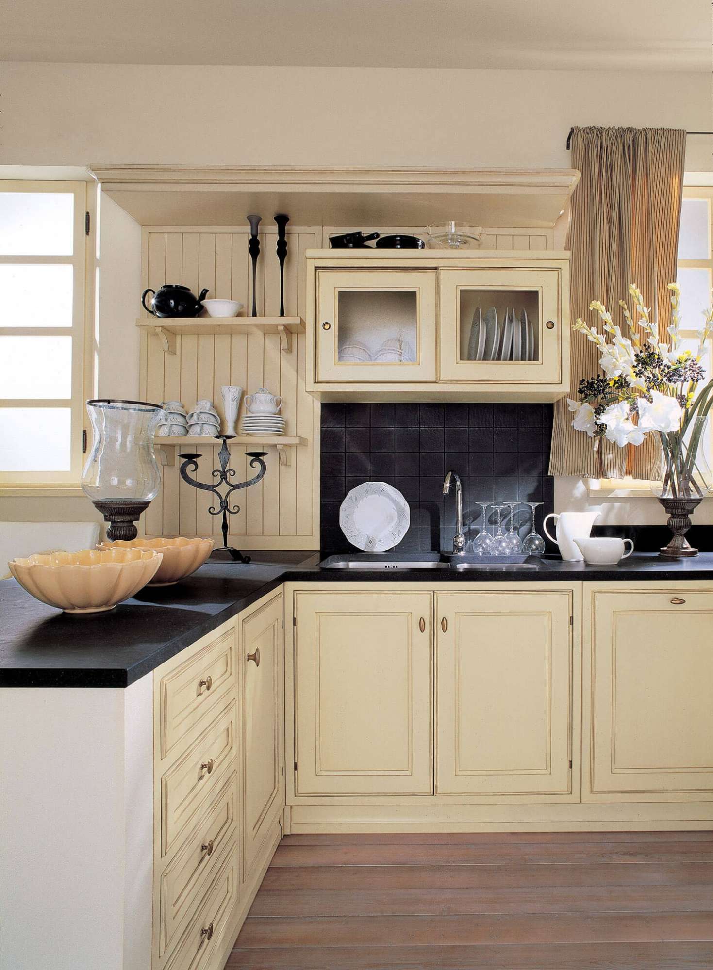 Cucina su misura con finiture in panna e top in quarzo nero, design Martini Verona