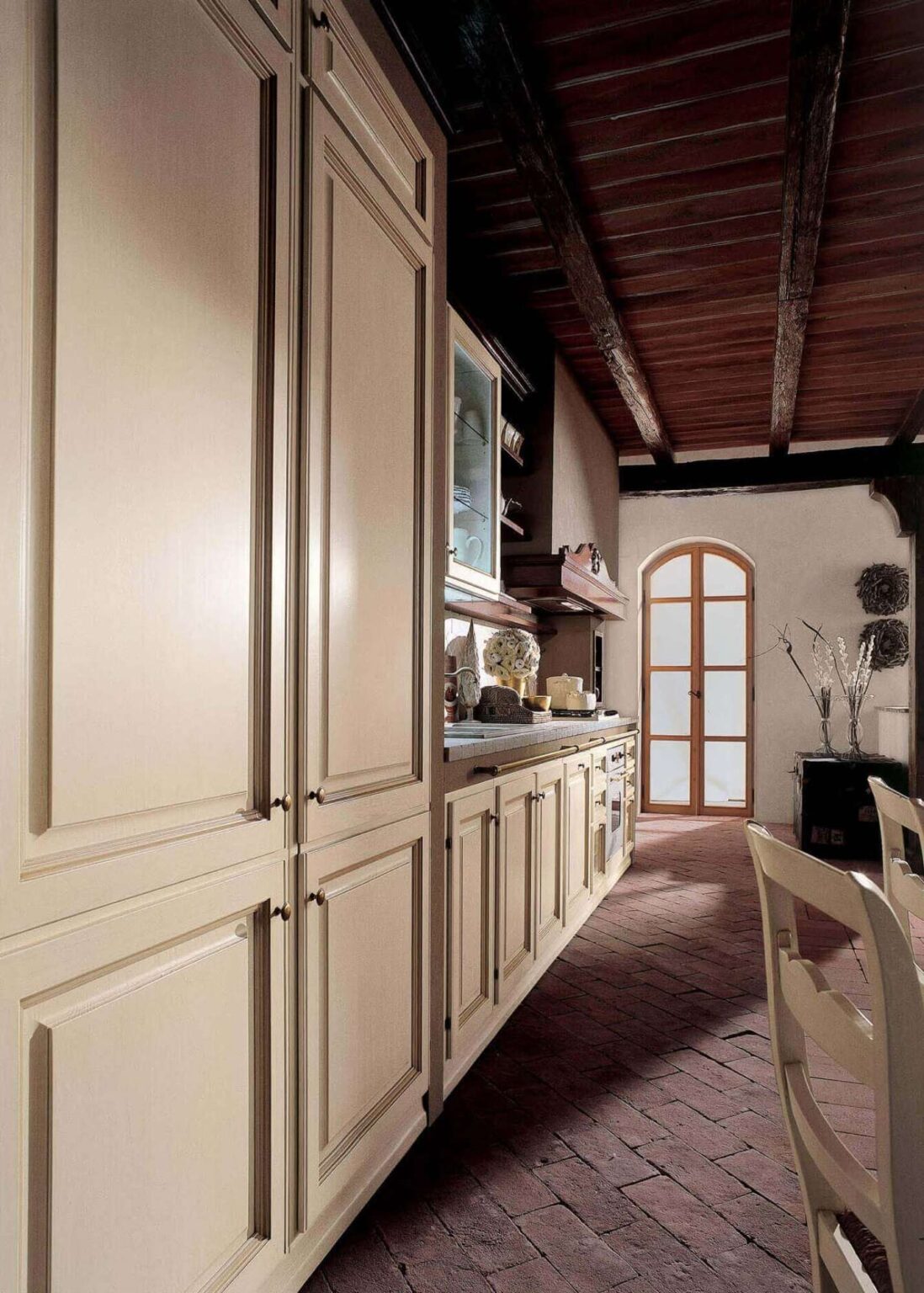 Cucina su misura country in castagno massello laccato, design Martini Verona