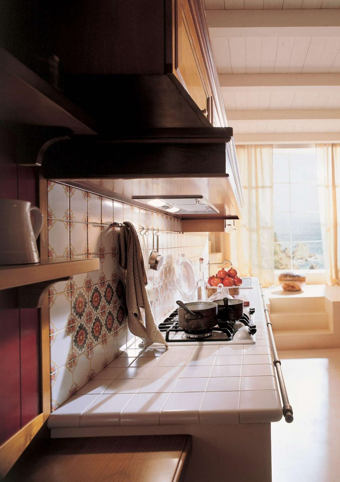 Cucina rossa in ciliegio su misura in stile country, design Martini Verona