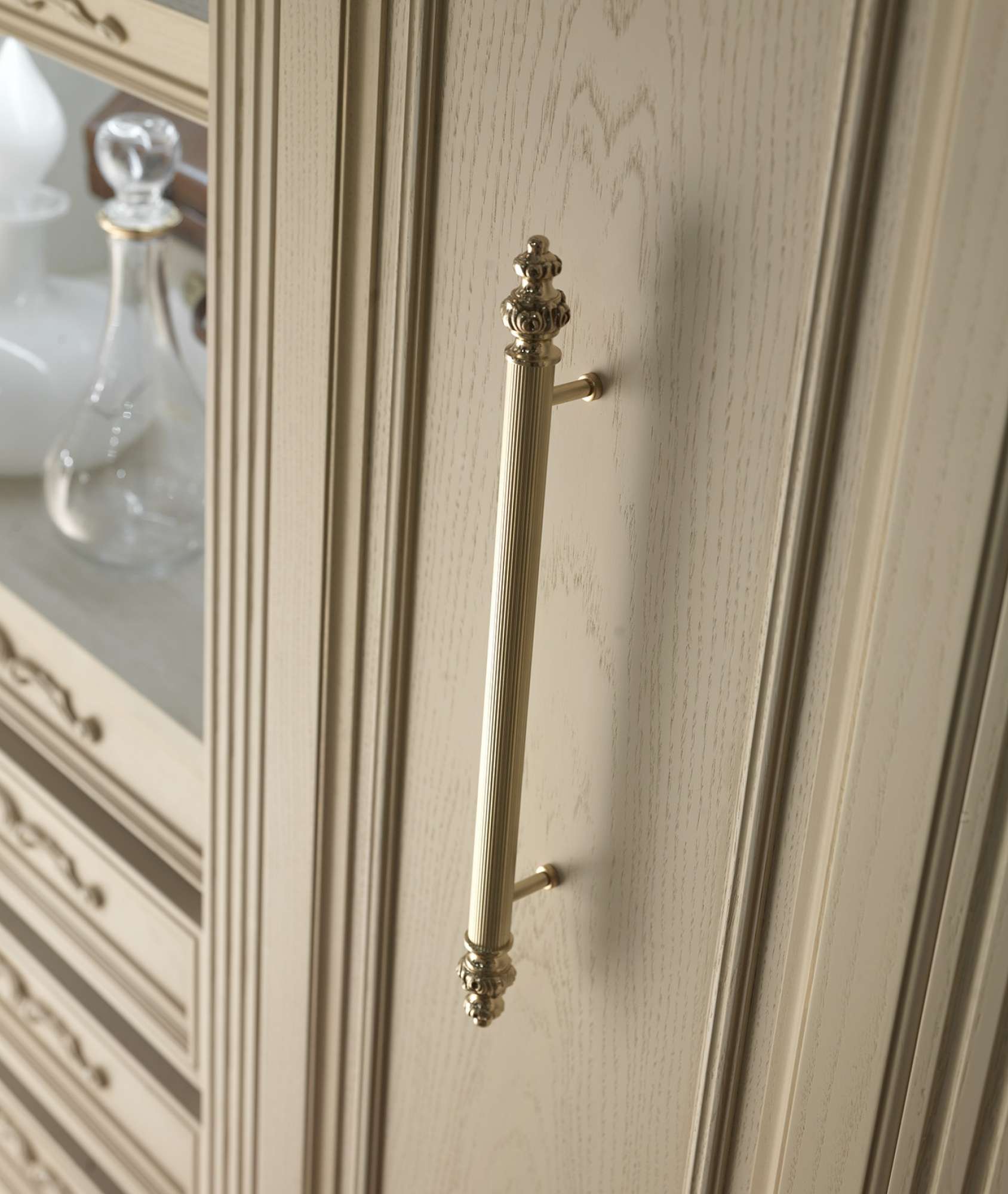 Cucina di lusso su misura in rovere con intagli e finiture dorate, dettaglio ante, design Martini Verona