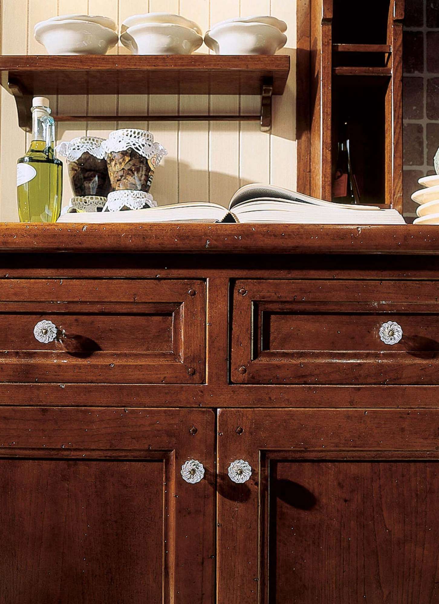 Cucina classica su misura in legno massiccio con finiture castagno antiquariato, dettaglio pensili, design Martini Verona