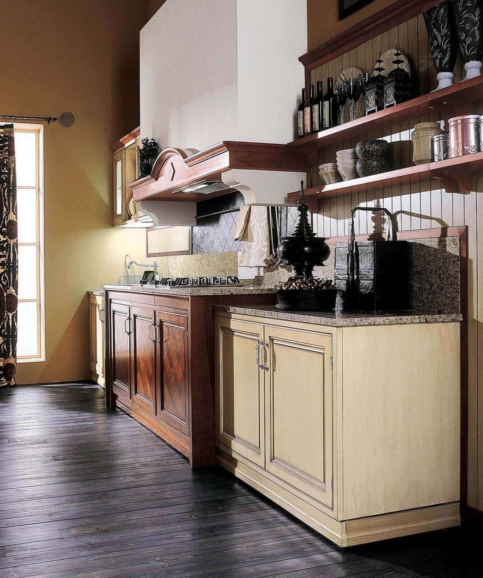 Cucina su misura di lusso in legno massiccio di noce, dettaglio ante, design Martini Verona